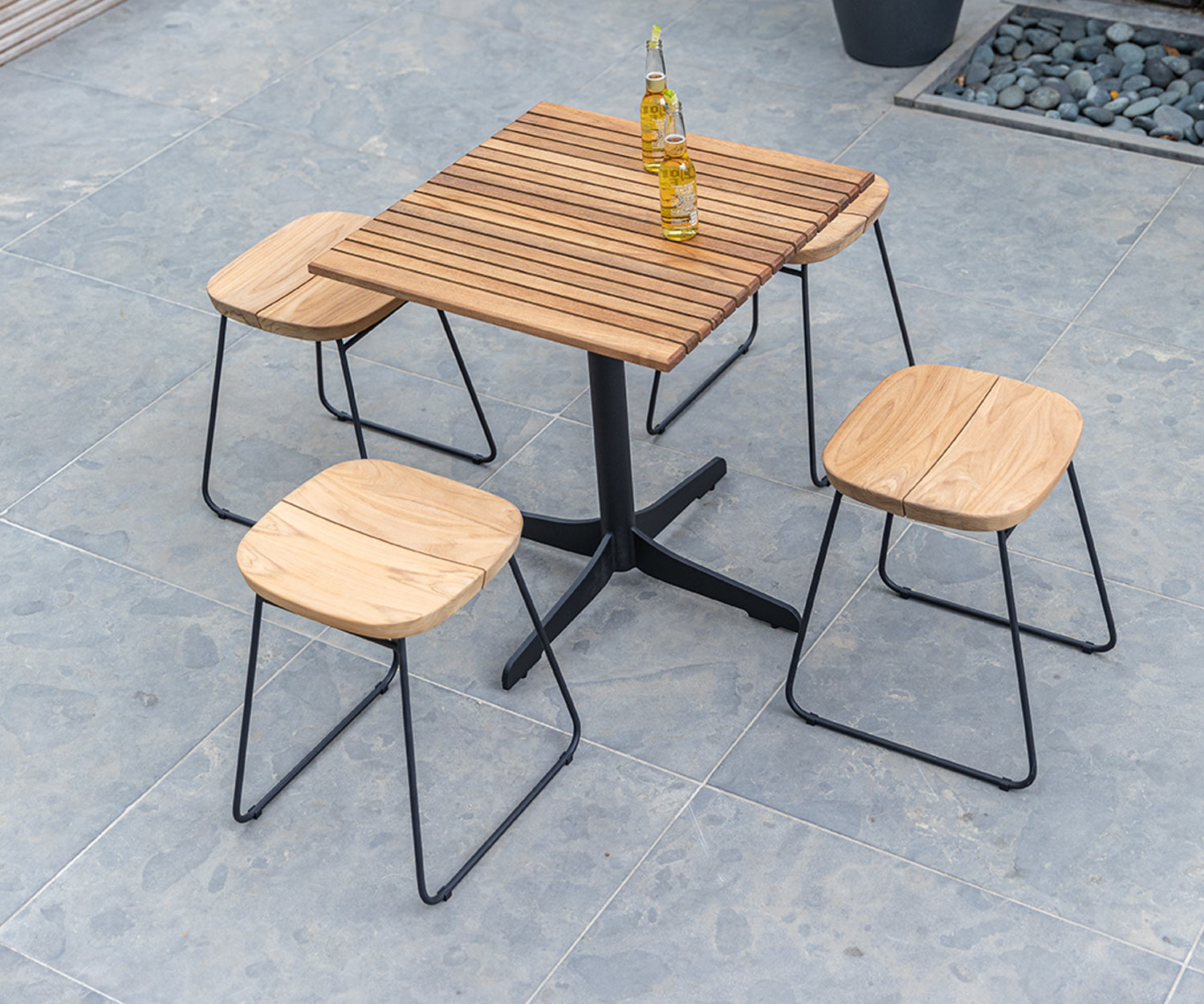 Weerbestendige Oasiq Bryggen design barstoel met tuintafel op balkon