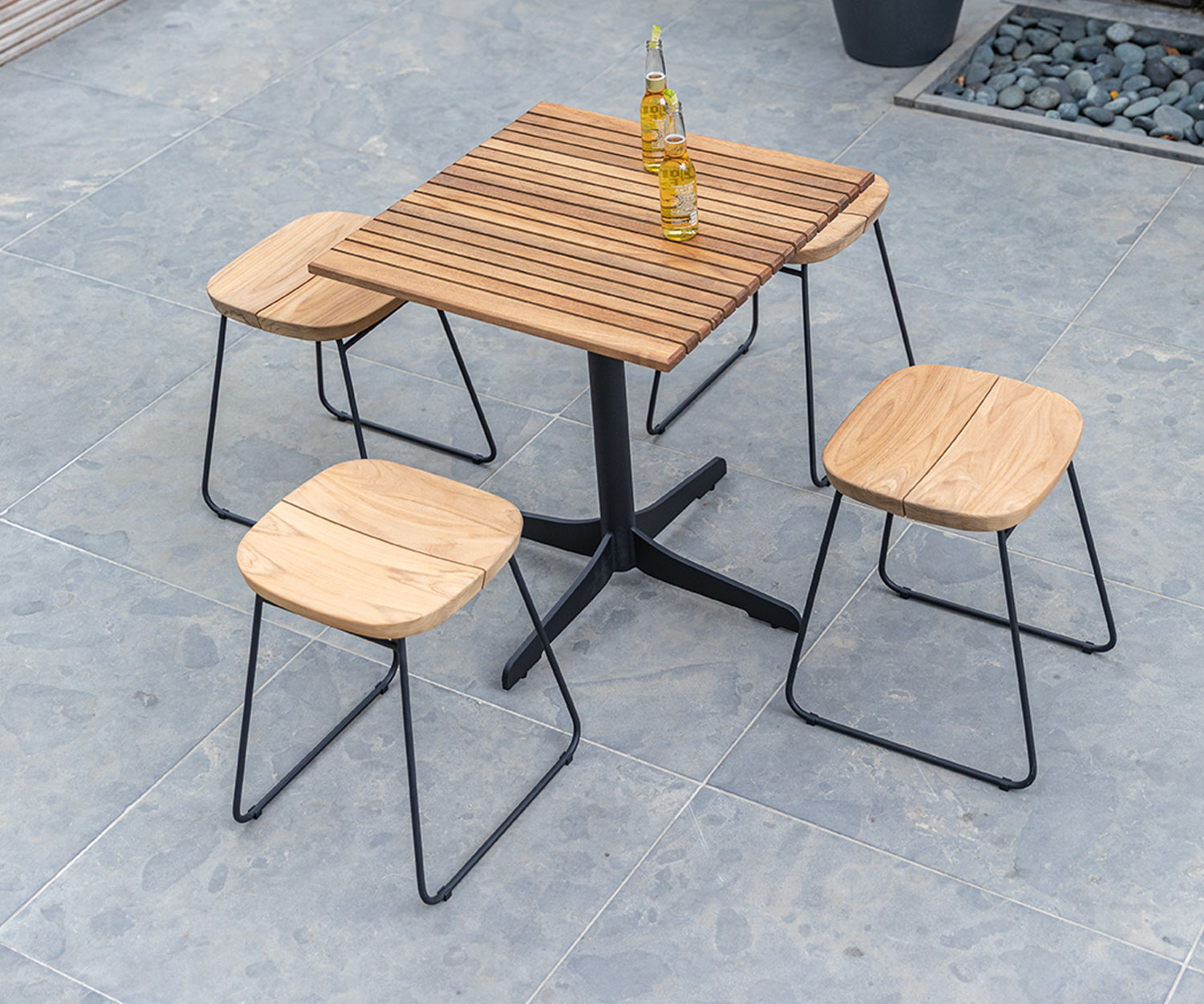 Weerbestendige Oasiq Bryggen design barstoel met tuintafel op balkon Weerbestendige Oasiq Bryggen design barstoel met tuintafel op balkon