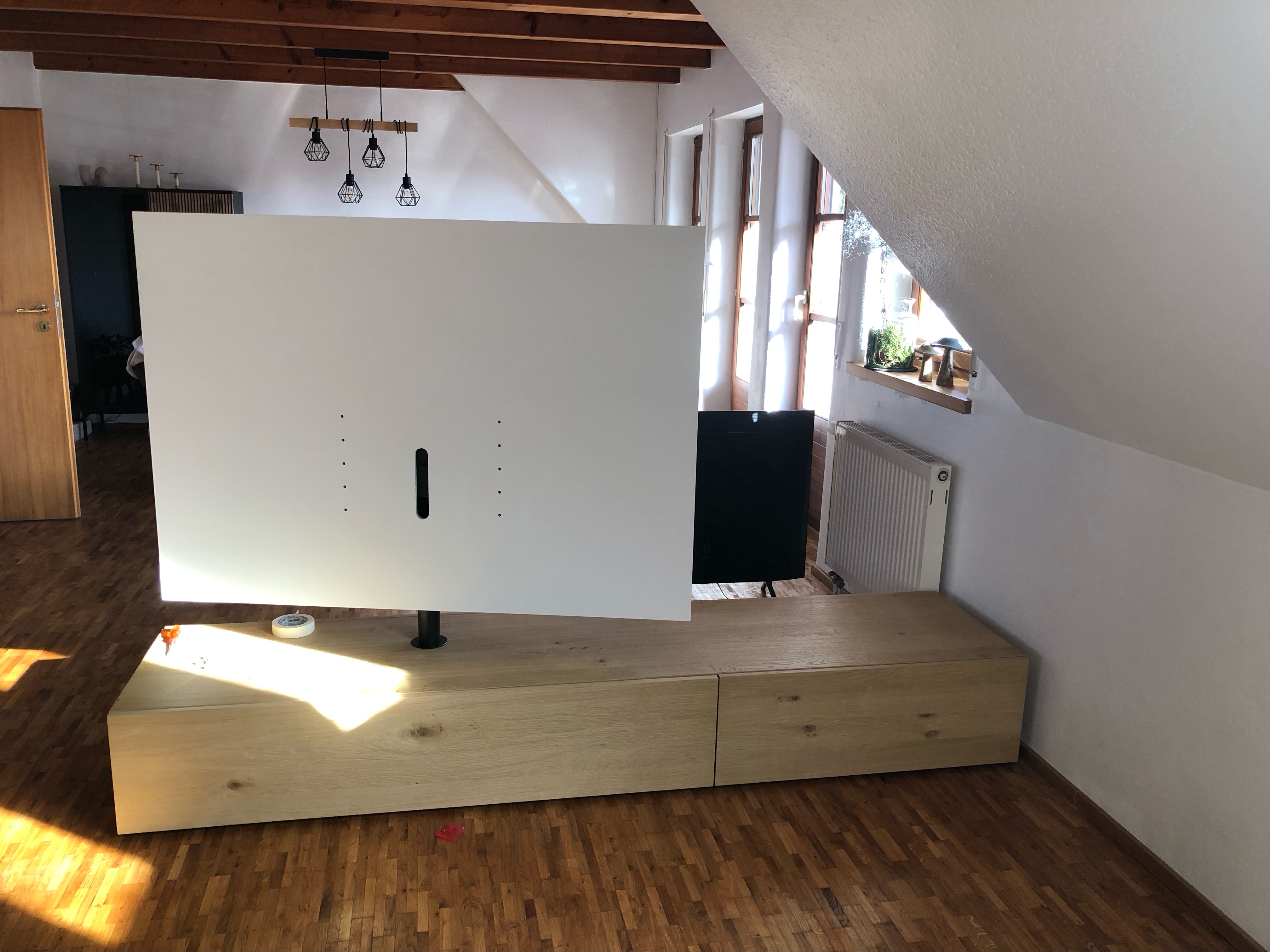 Roto Raumteiler mit Erweiterung auf Dunklen Boden Roto Raumteiler mit Erweiterung auf Dunklen Boden