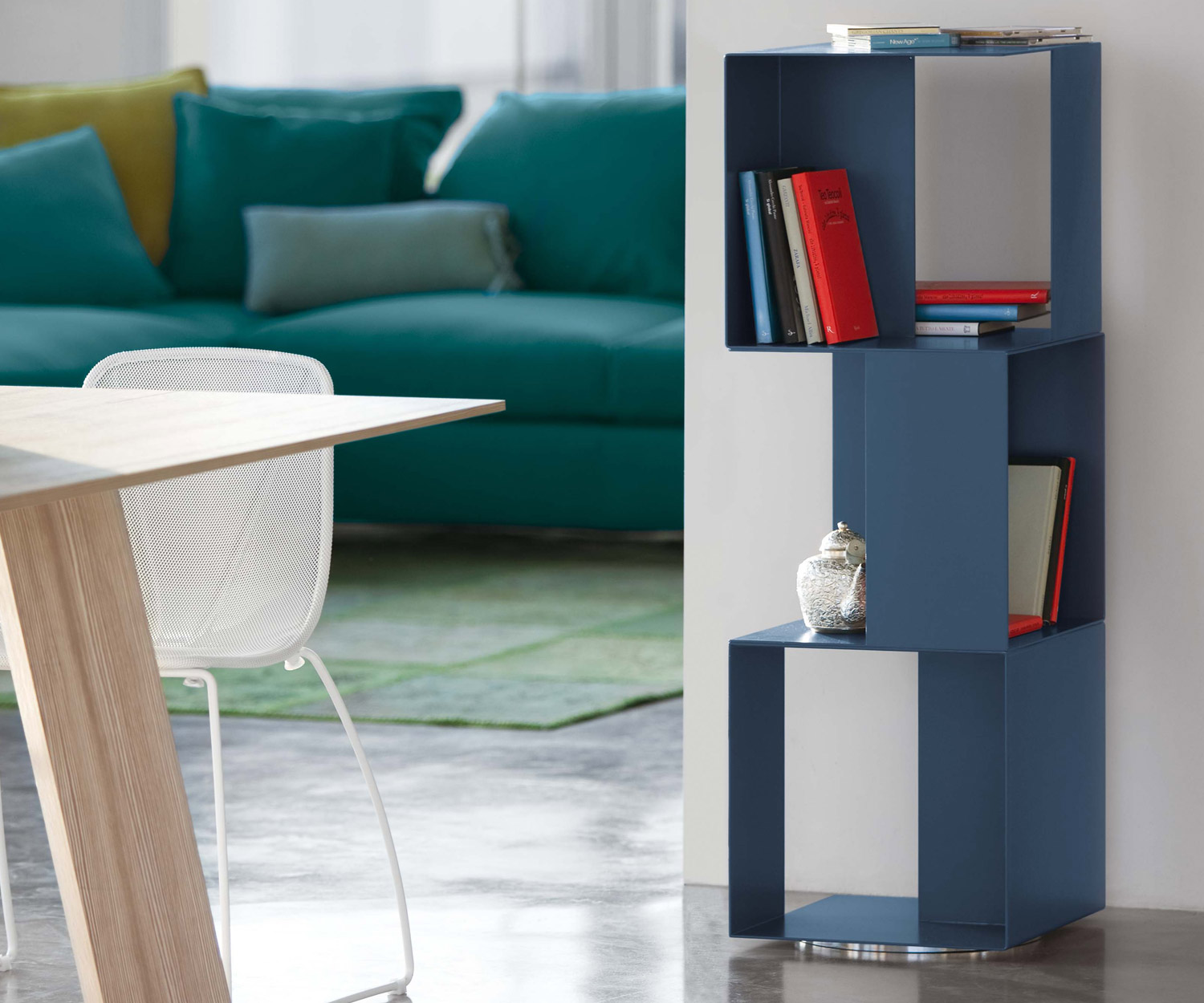 Novamobili Freebook wit met zwarte rekken in de showroom Novamobili Freebook wit met zwarte rekken in de showroom