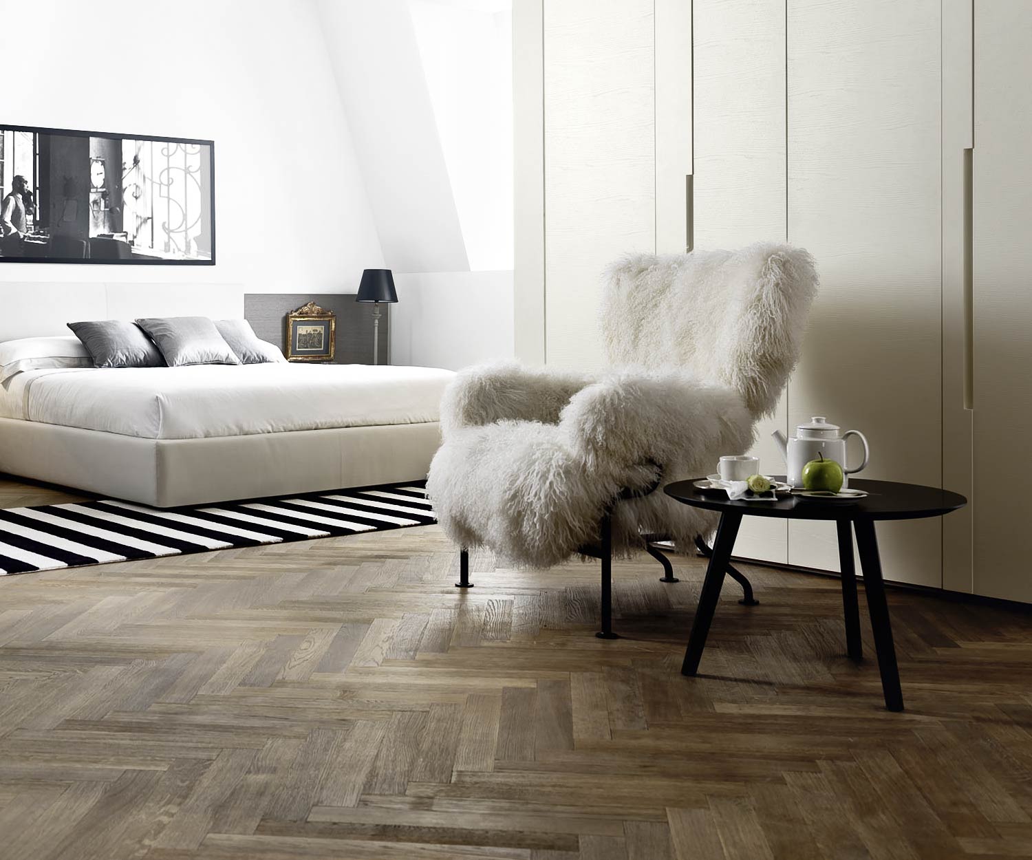 Livitalia Design bijzettafel Trio naast een fauteuil Livitalia Design bijzettafel Trio naast een fauteuil