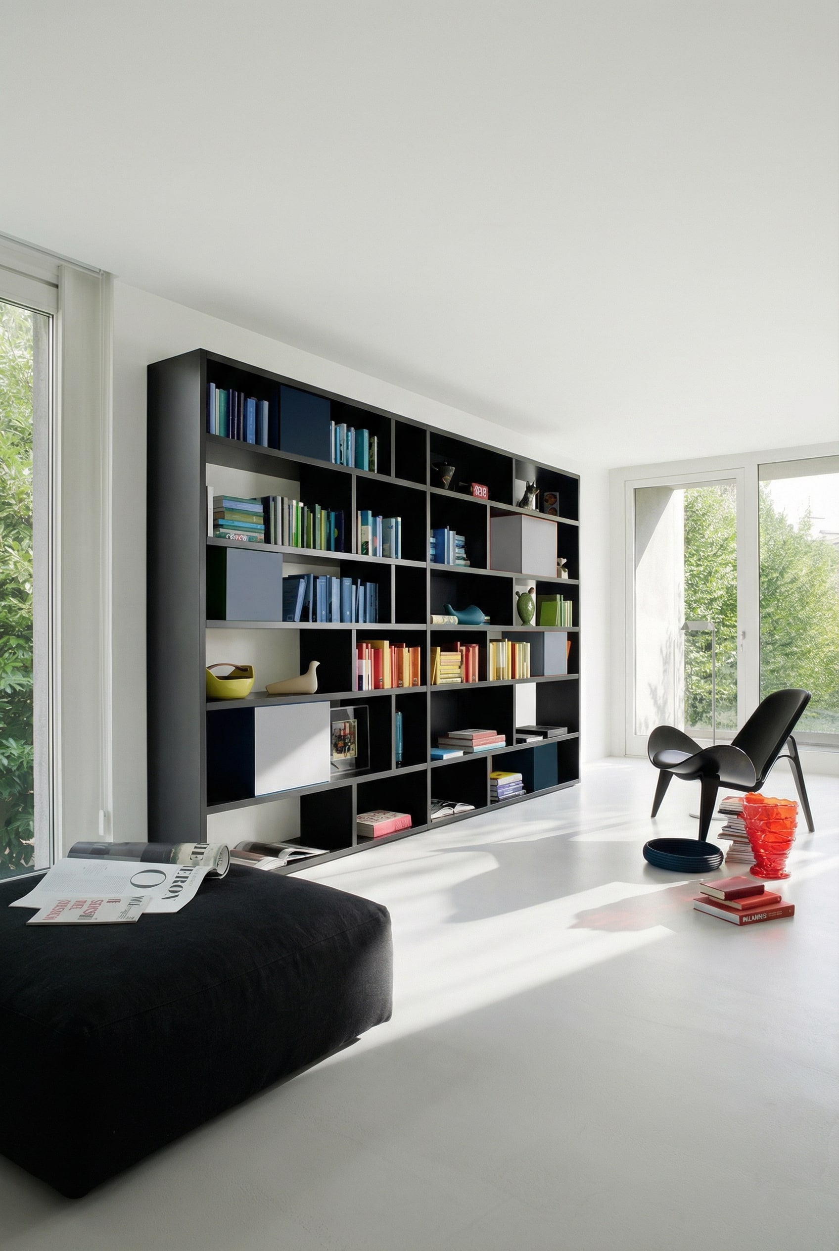 Zwarte Livitalia boekenkast C85 als sterk kleurcontrast voor een lichte woonkamerwand. Zwarte Livitalia boekenkast C85 als sterk kleurcontrast voor een lichte woonkamerwand.
