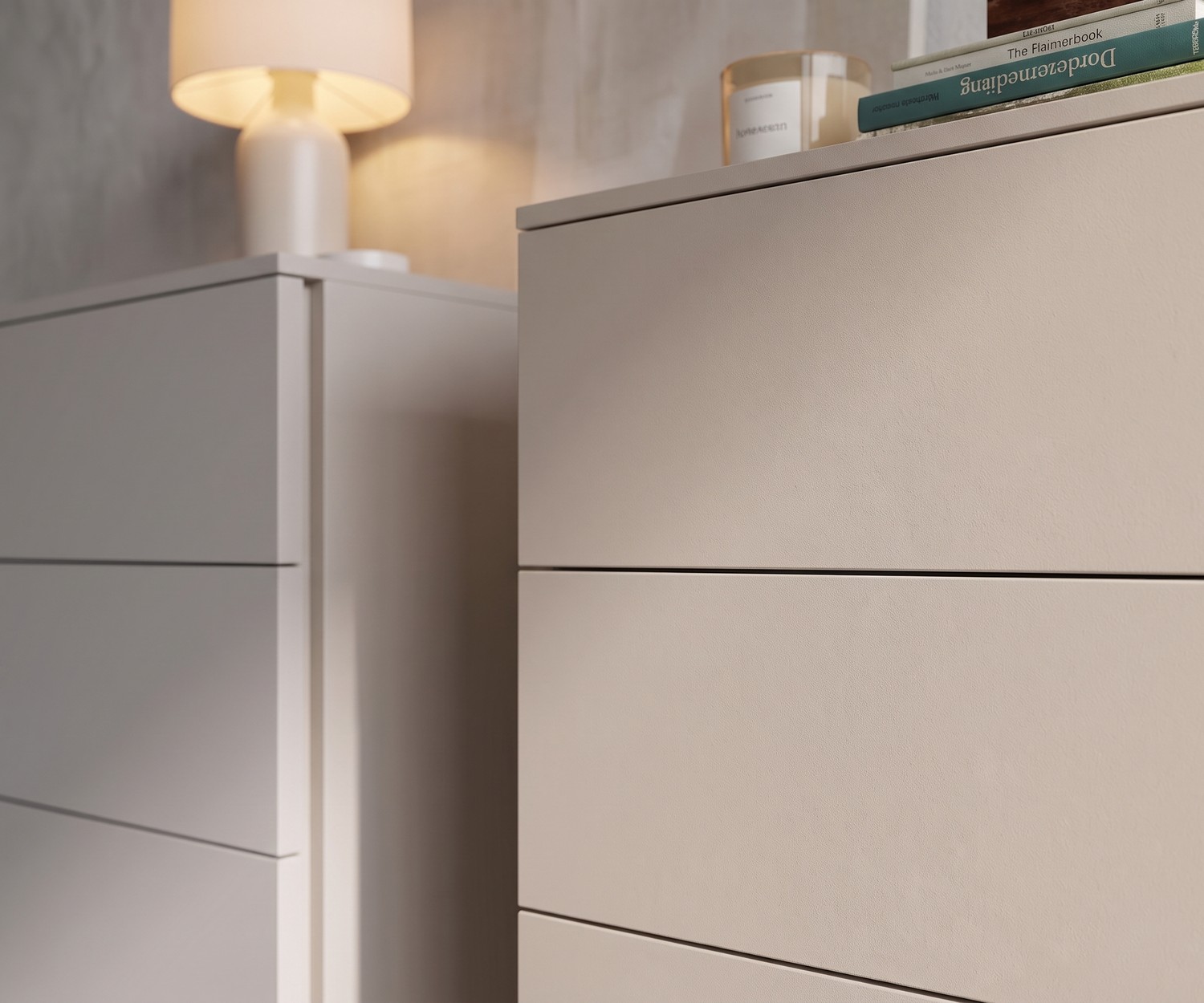 Livitalia Atena hoge ladekast in beige Livitalia Atena hoge ladekast voor de slaapkamer met een beige structuuroppervlak en modern minimalistisch design.
