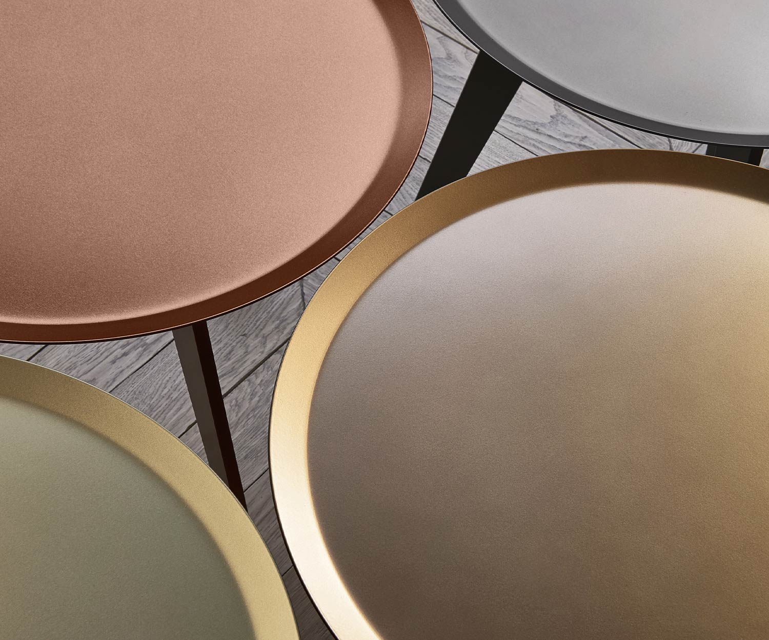 Detail metalen tafelblad Lotus bijzettafel van Livitalia Detail metalen tafelblad Lotus bijzettafel van Livitalia