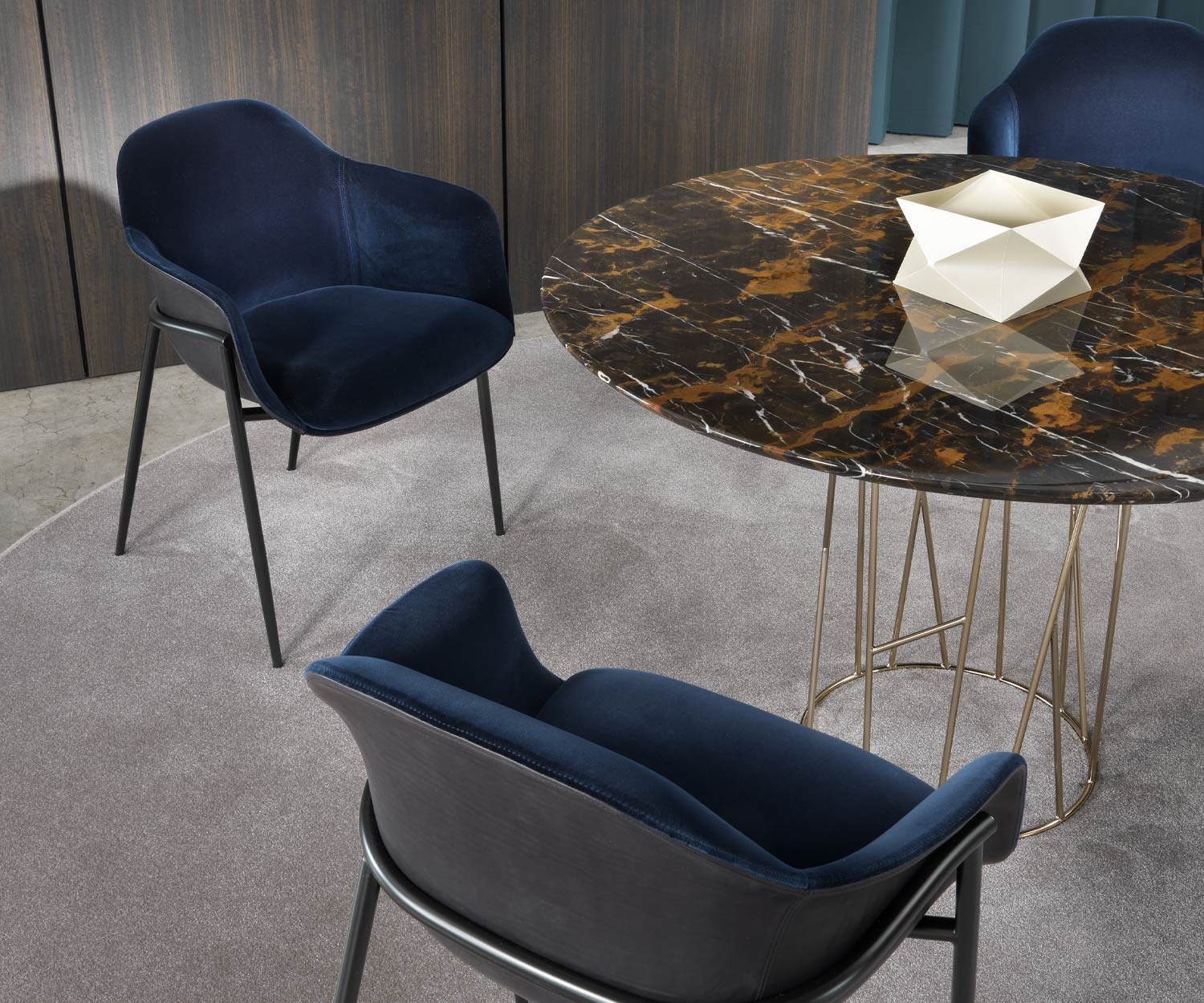 Donkerblauwe fluwelen design fauteuil Chia van Marelli zwart metalen frame Donkerblauwe fluwelen design fauteuil Chia van Marelli zwart metalen frame