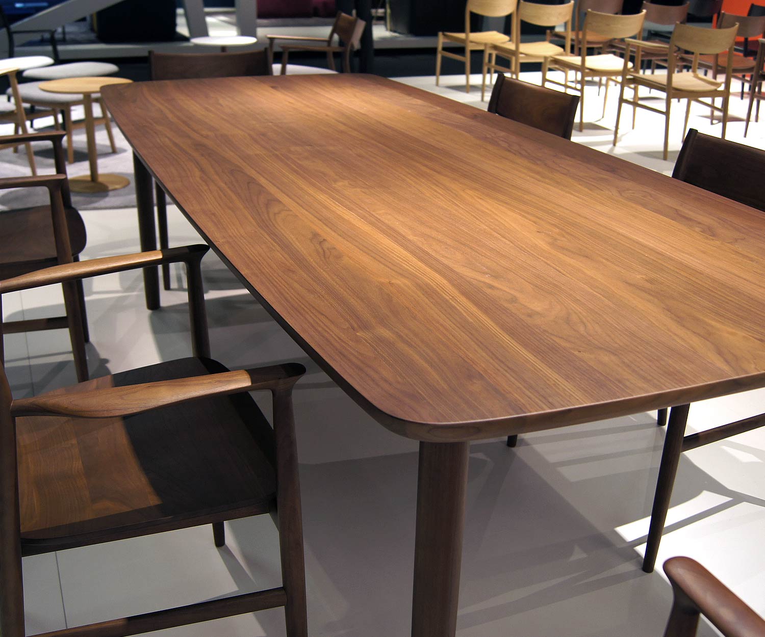 Conde House Kamuy designtafel tafelblad in walnootfineer Conde House Kamuy designtafel tafelblad in walnootfineer