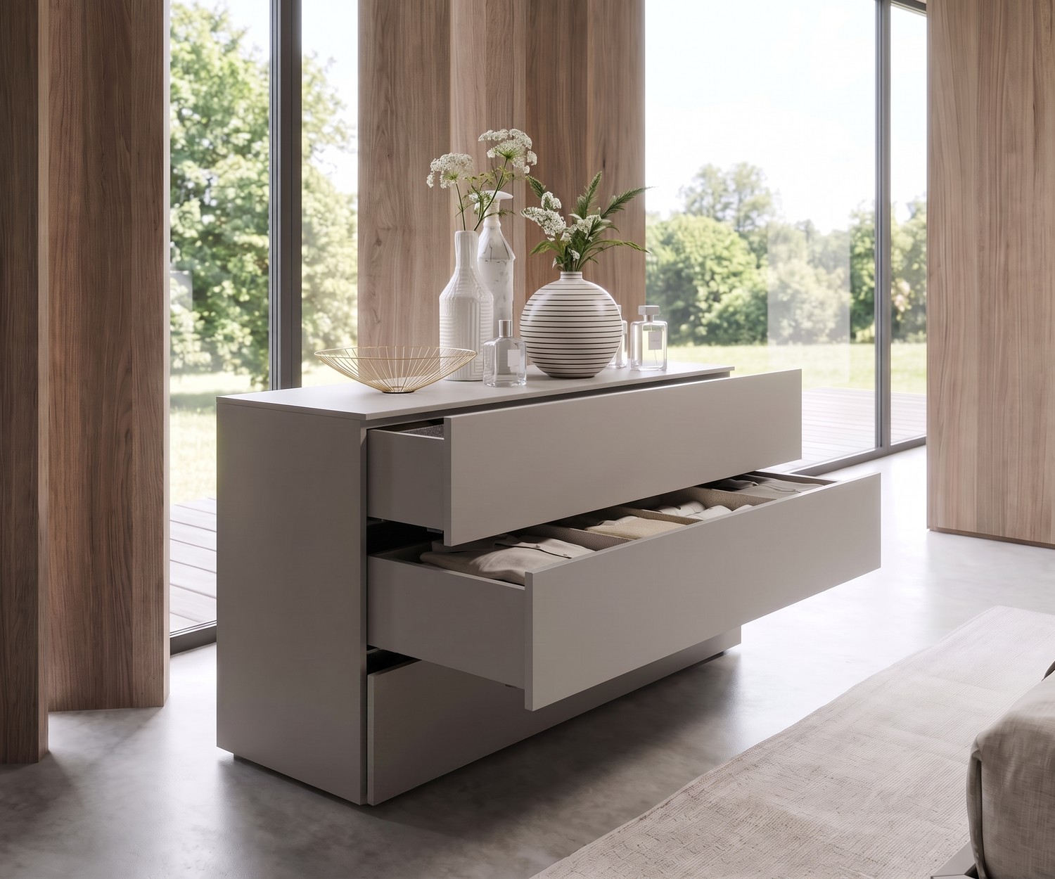 Livitalia Atena design ladekast in lichtgrijs Livitalia Atena ladekast voor de slaapkamer, mat lichtgrijze commode in Italiaans design met decoratieve vazen.