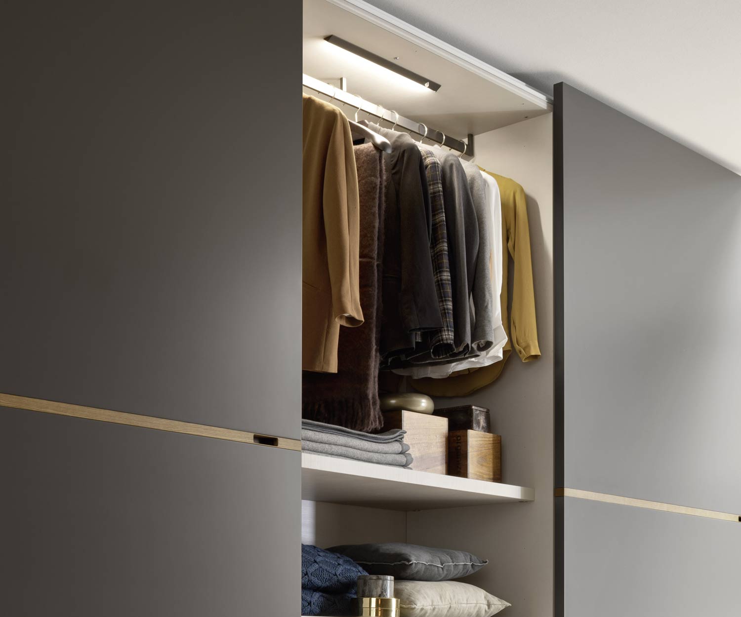 Moderne Novamobili design kledingkast grafiet met honing eiken handgreep Moderne Novamobili design kledingkast grafiet met honing eiken handgreep