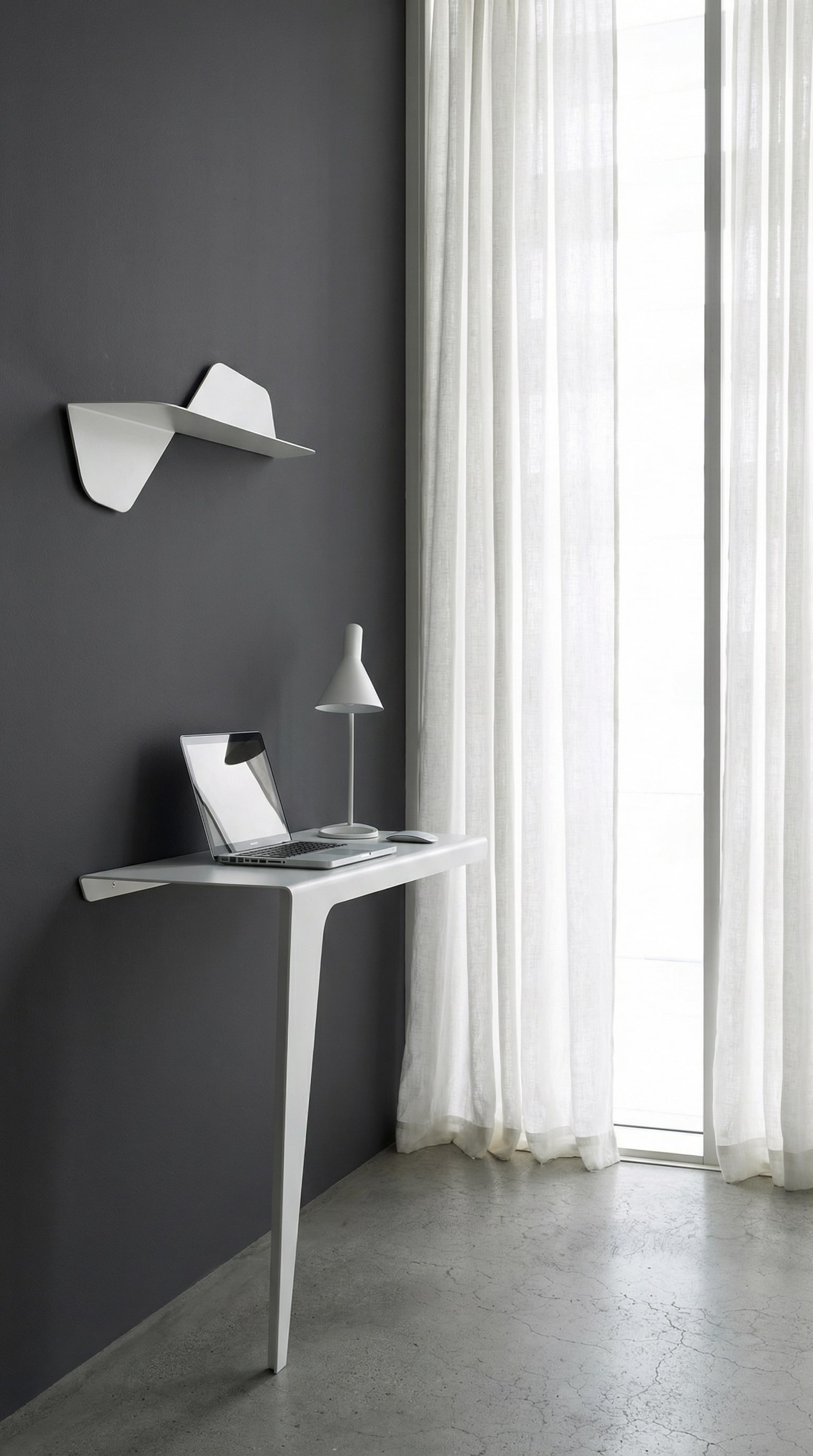 De extreem gereduceerde, minimalistische MEME Design Konsole Lama in een puristisch ingerichte ruimte met kamerhoge ramen. De extreem gereduceerde, minimalistische MEME Design Konsole Lama in een puristisch ingerichte ruimte met kamerhoge ramen.