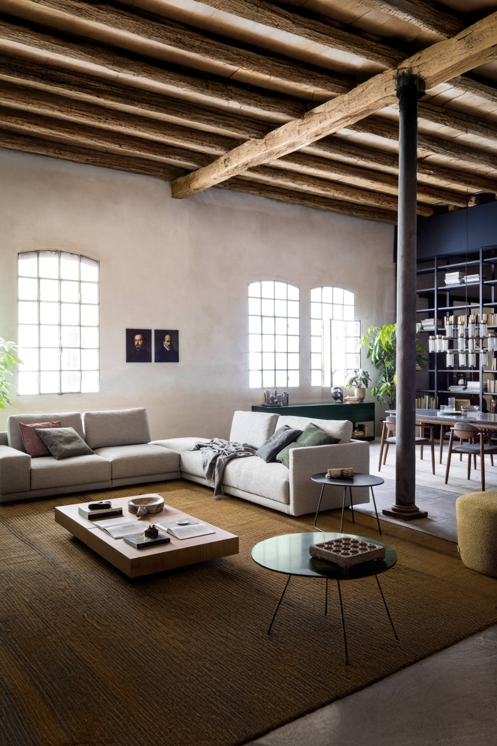 woonkamer-met-lage-salontafel-in-zwevend-design-en-fijne-bijzettafels