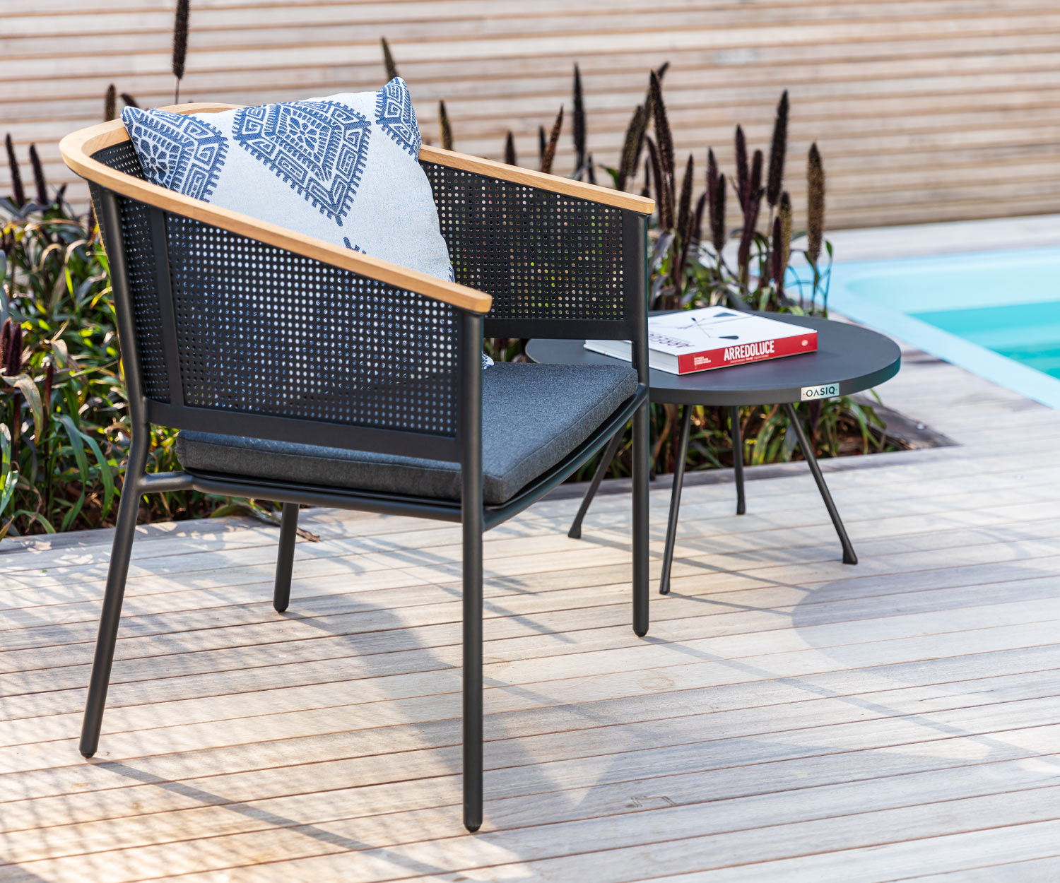 Hoogwaardige Oasiq Attol aluminium design bijzettafel en tuintafel Hoogwaardige Oasiq Attol aluminium design bijzettafel en tuintafel
