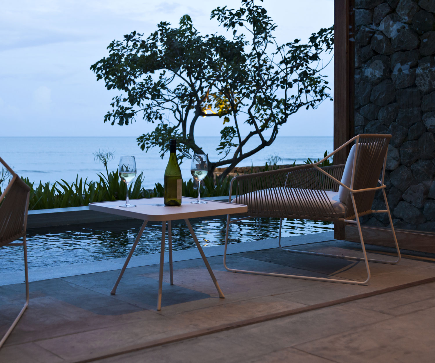 Oasiq Attol aluminium bijzettafel wit 55x55x42cm Oasiq Attol aluminium bijzettafel wit 55x55x42cm