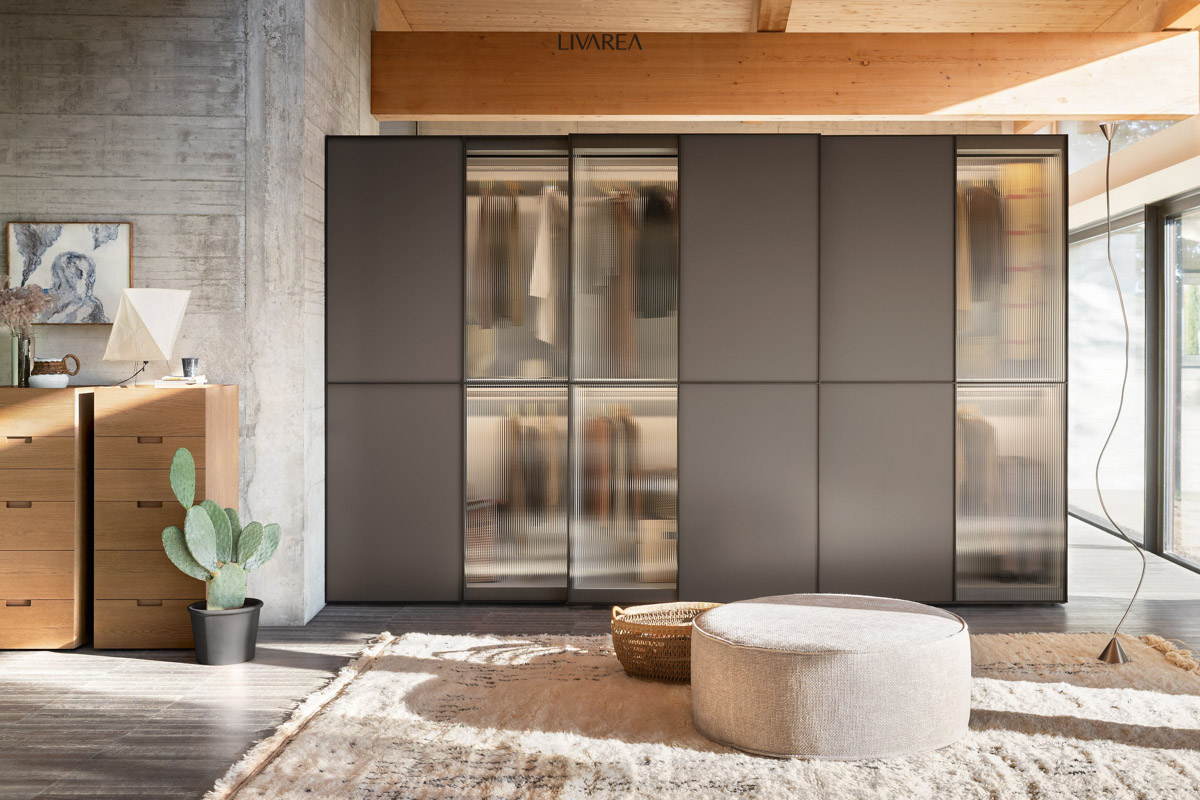 Vleugeldeurkast in slaapkamer met combinatie van ondoorzichtig gelakte en glazen deuren Vleugeldeurkast in slaapkamer met combinatie van ondoorzichtig gelakte en glazen deuren