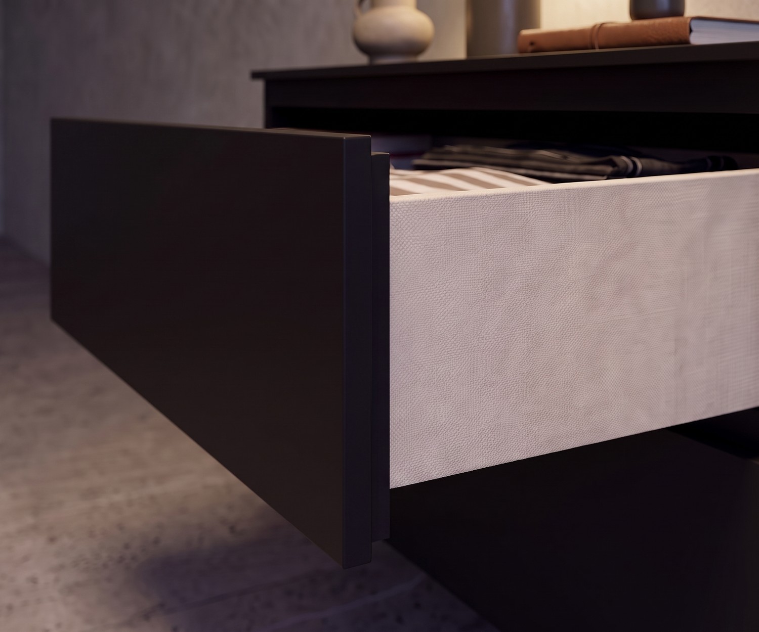 Novamobili Easy hangend dressoir geopend in slaapkamer, zwarte lade met beige linnenlook aan de binnenkant.