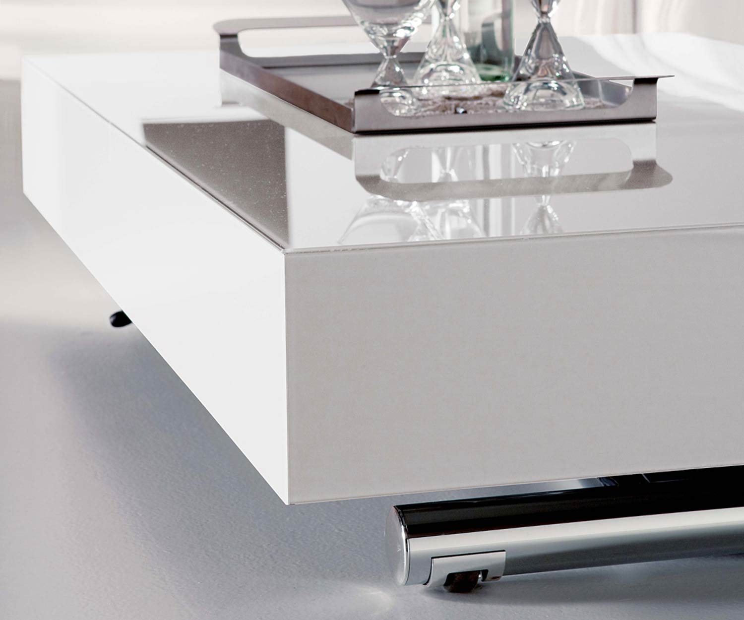 Detail van het glazen tafelblad van de Ozzio designtafel Couch Box in wit