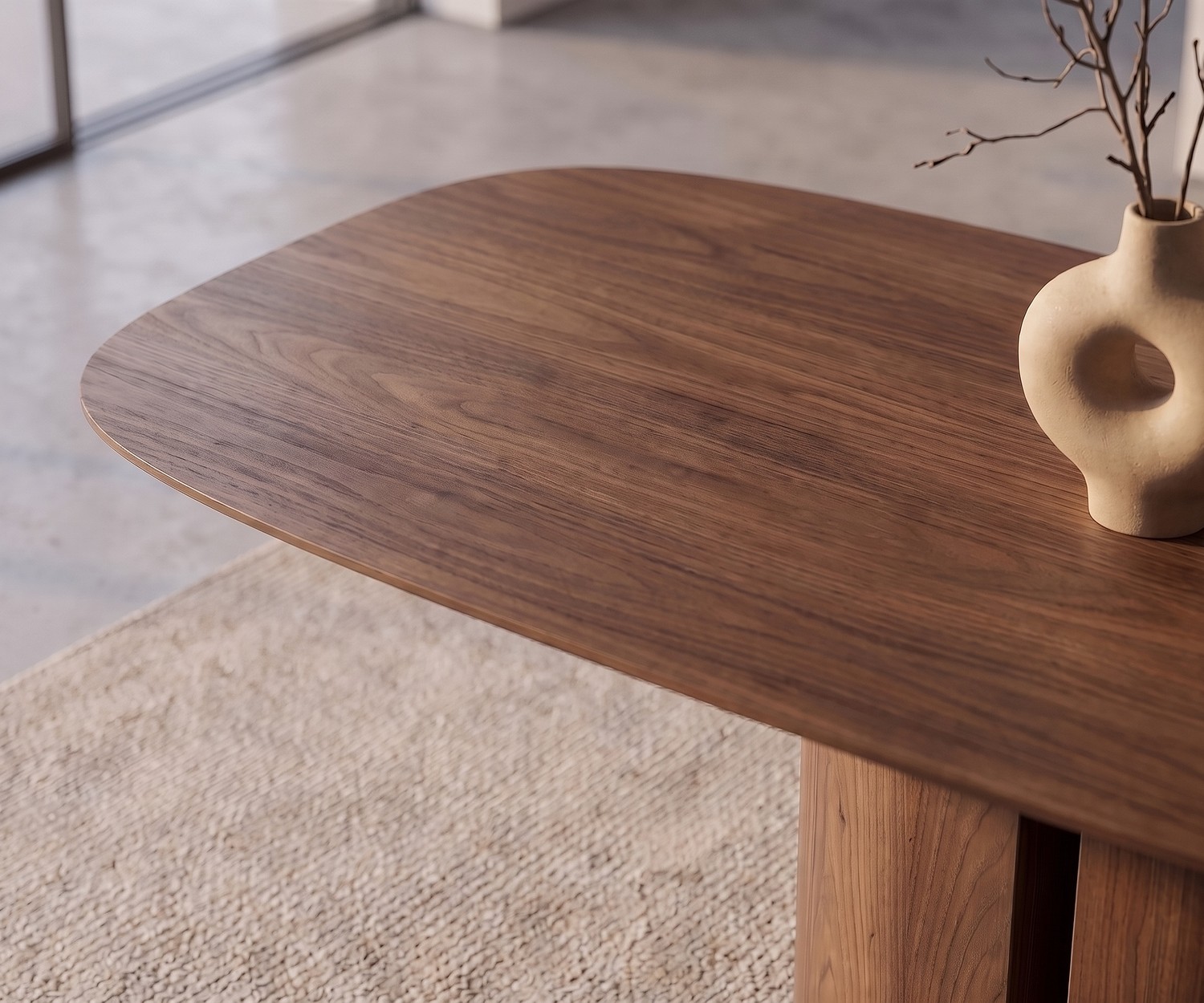 al2 el-it c 001 eettafel van elegant houtfineer in een moderne eetkamer, afgerond tafelblad met stijlvolle keramische vaas.