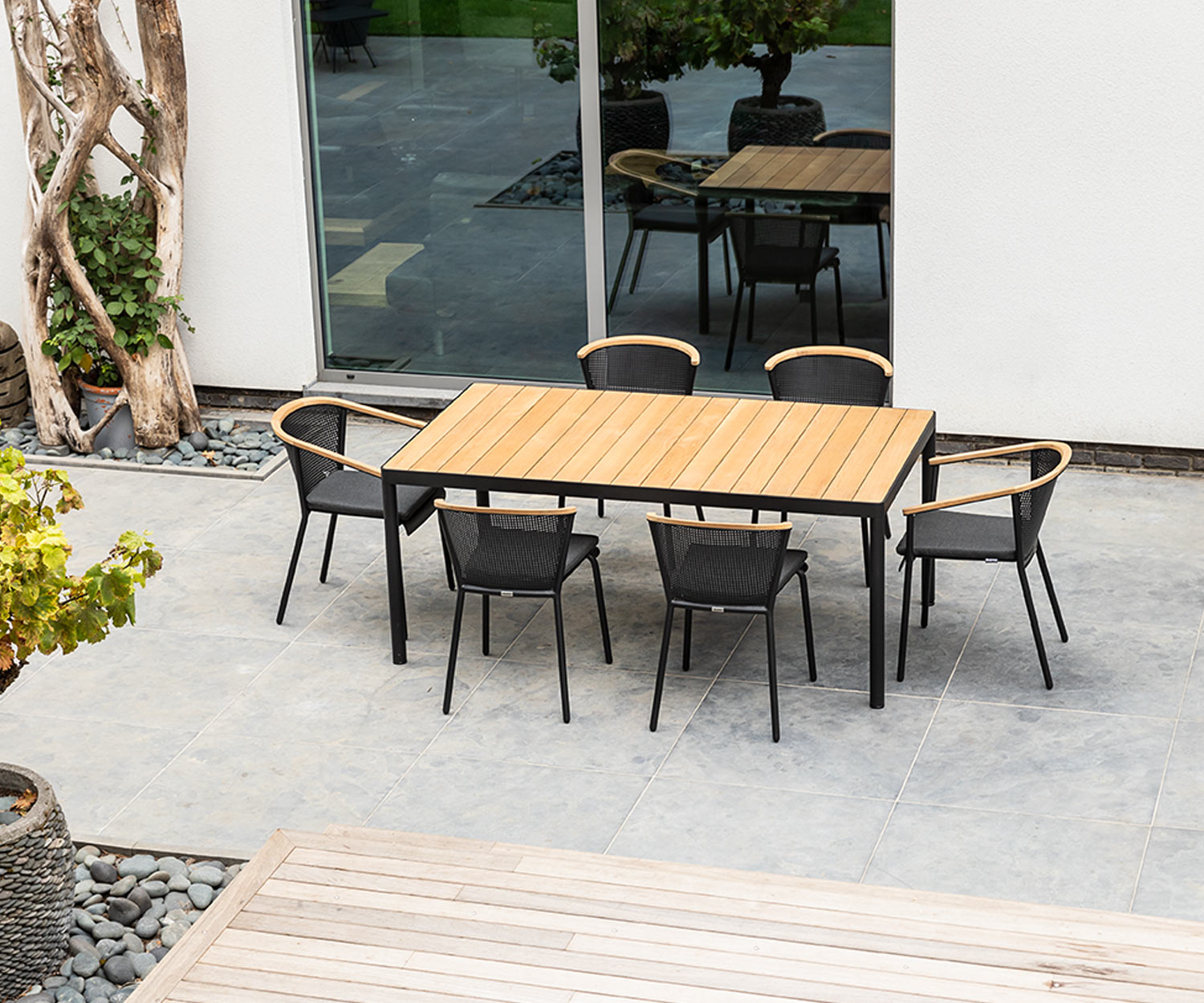Exclusieve Oasiq Riad design eettafel teak houten tafelblad aluminium frame