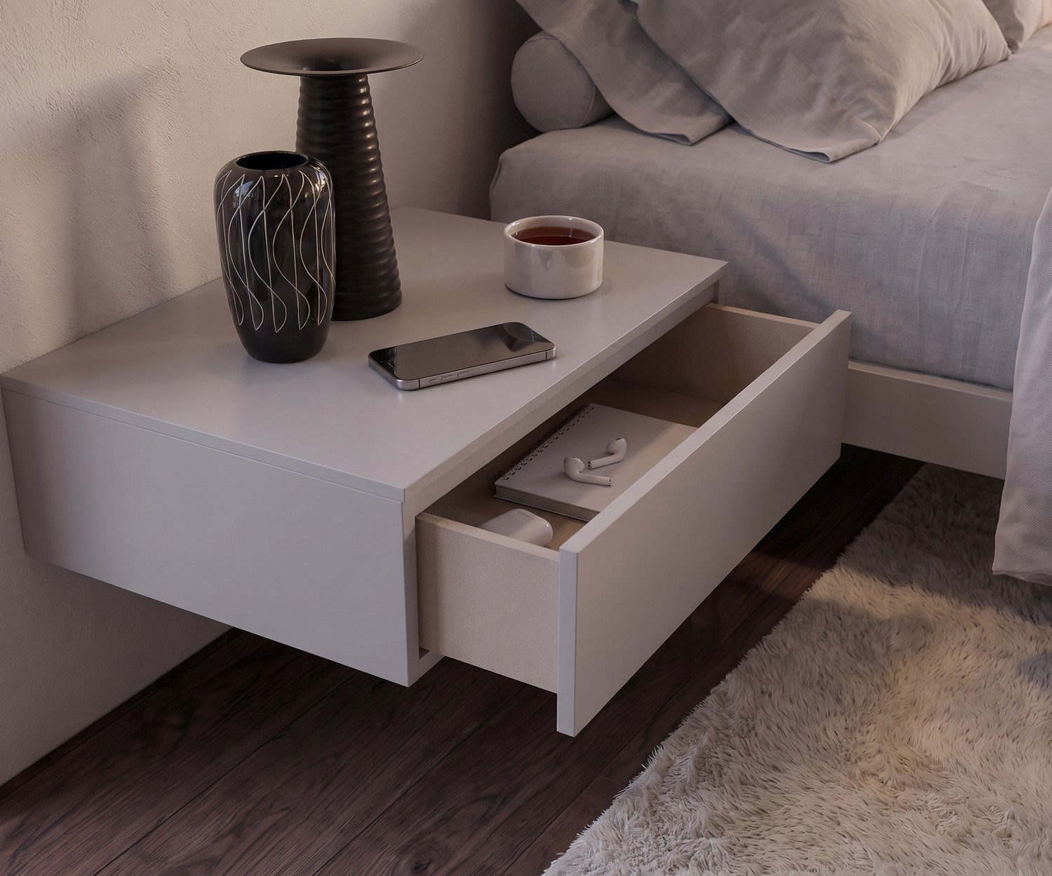 Zwevend design nachtkastje Easy met lade Zwevend nachtkastje Easy van Novamobili, moderne wand-nachtkastje in lichtgrijs met een open lade naast het bed.