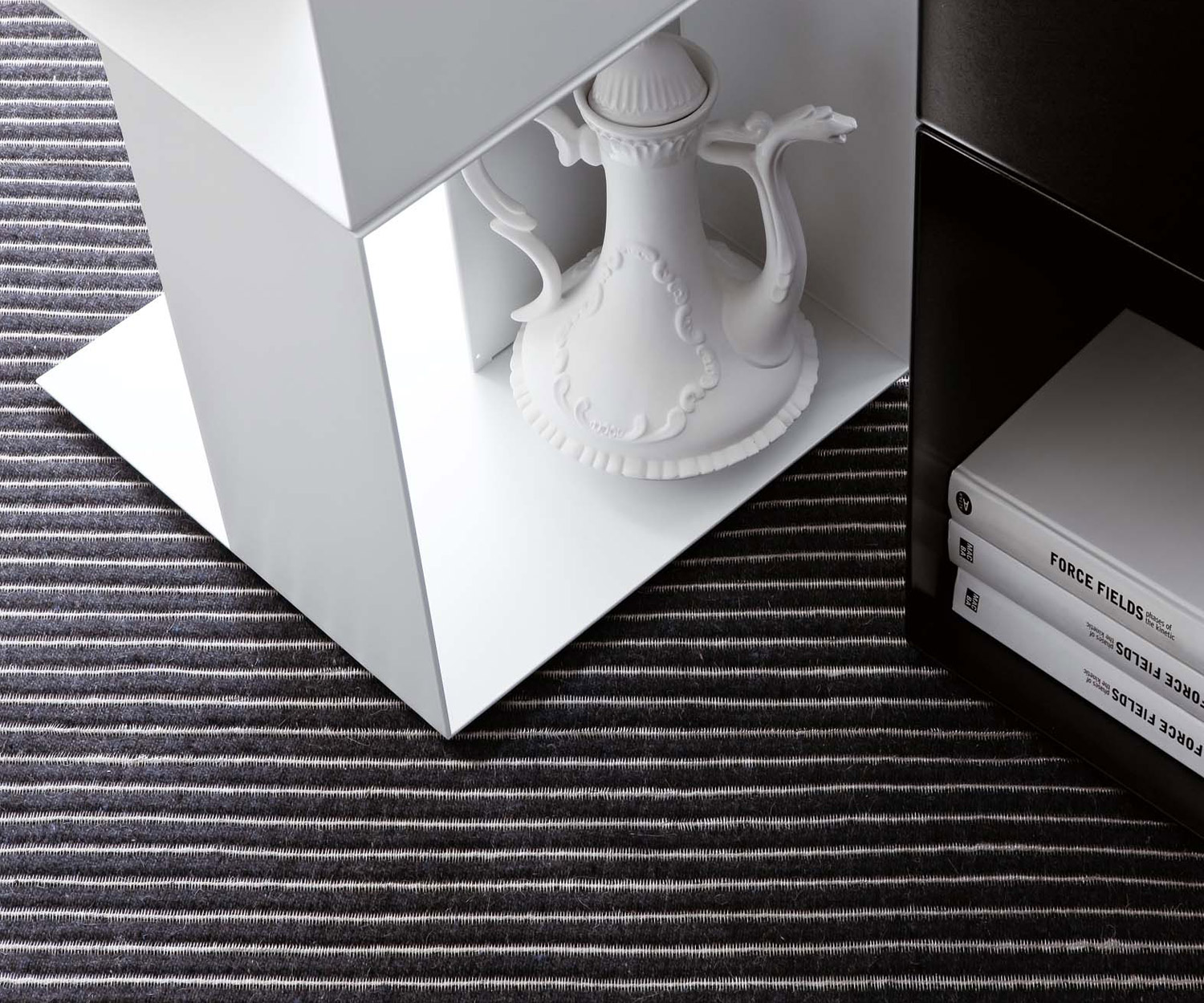 Novamobili Freebook wit met zwarte rekken in de showroom Novamobili Freebook wit met zwarte rekken in de showroom