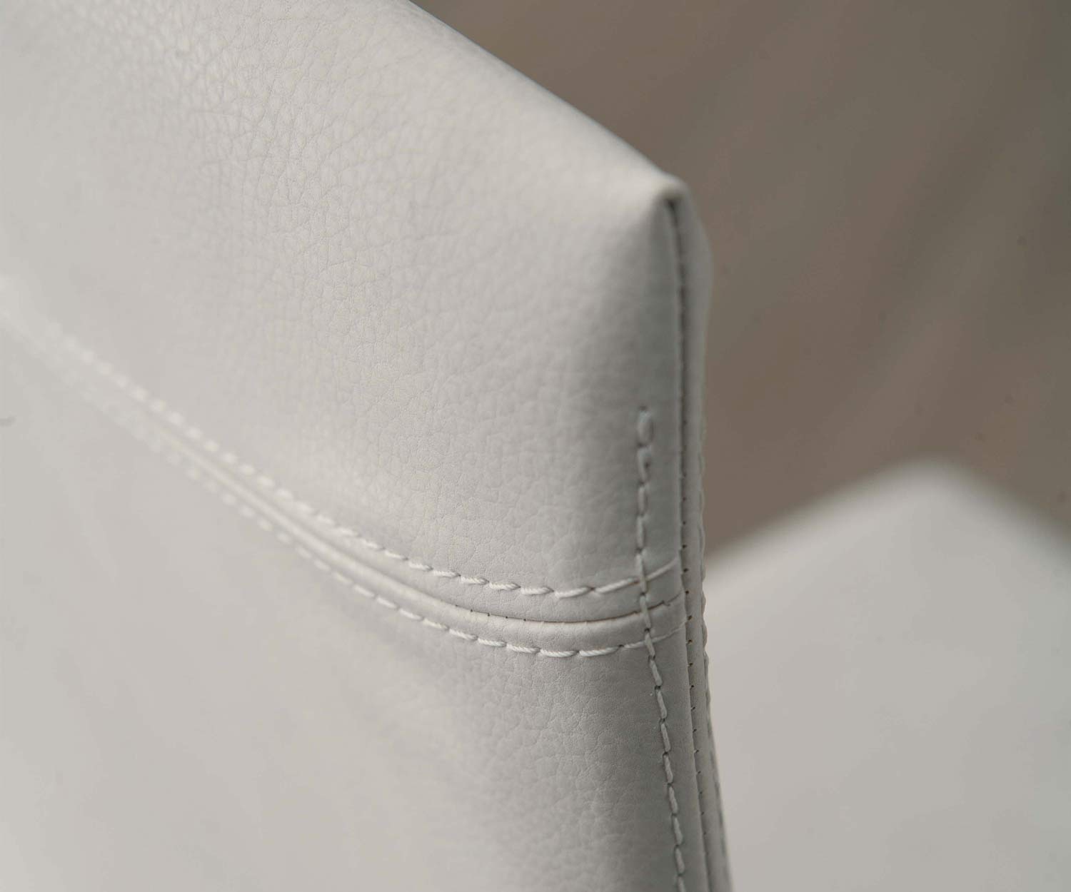 Exclusieve Ozzio Designer stoel Blitz bekleed met zwart en wit leer Exclusieve Ozzio Designer stoel Blitz bekleed met zwart en wit leer