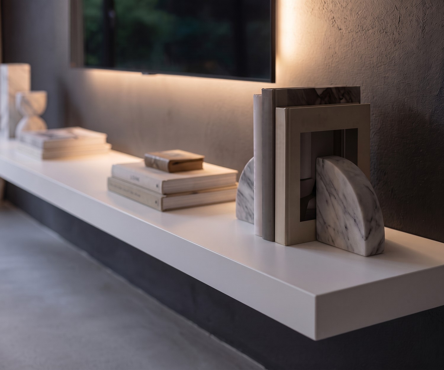 Livitalia zwevende TV wandplank Livitalia TV wandplank zwevend in de woonkamer, minimalistische witte designplank gedecoreerd met boeken