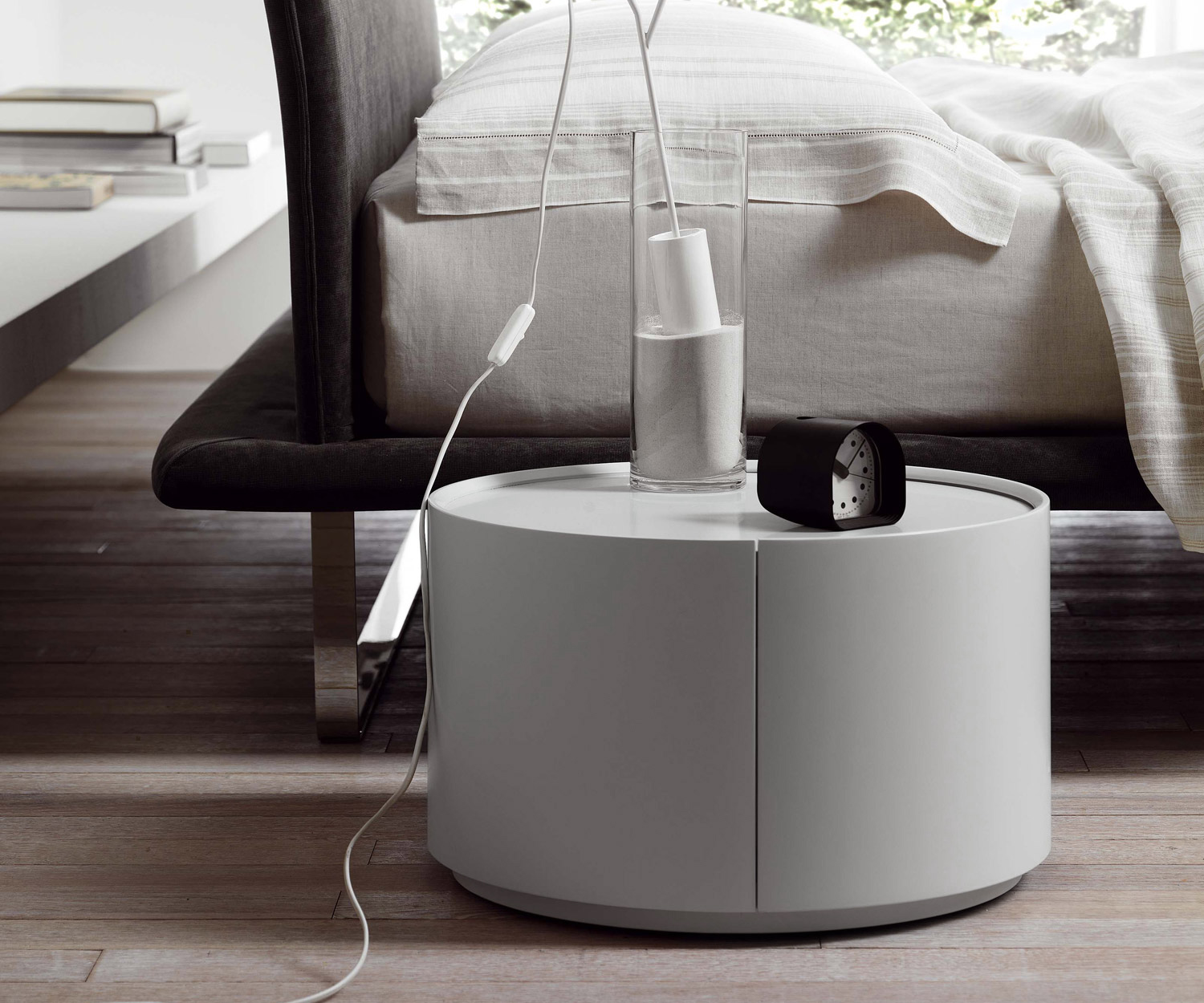 Modern Novamobili design bijzettafeltje als nachtkastje in de slaapkamer
