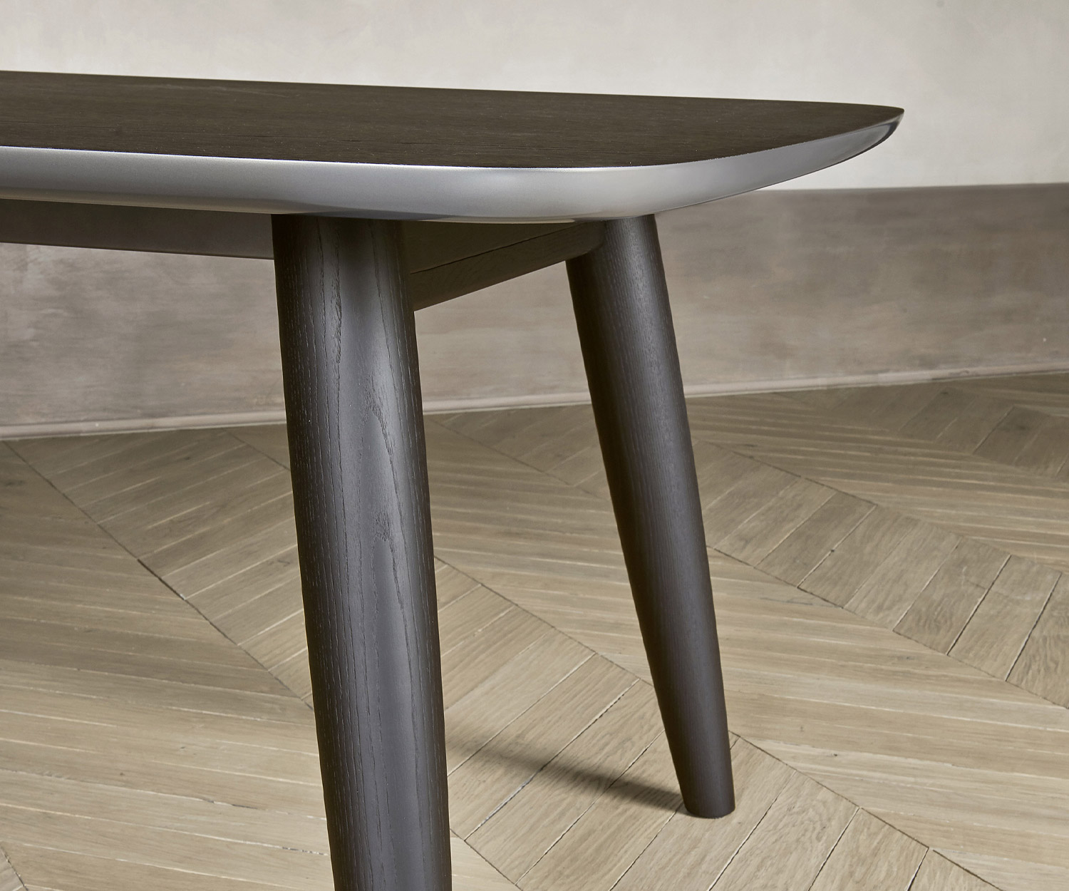 Hoogwaardige Livitalia Design Convivio tafel in detail Poten van massief essen Versterkte randen Hoogwaardige Livitalia Design Convivio tafel in detail Poten van massief essen Versterkte randen