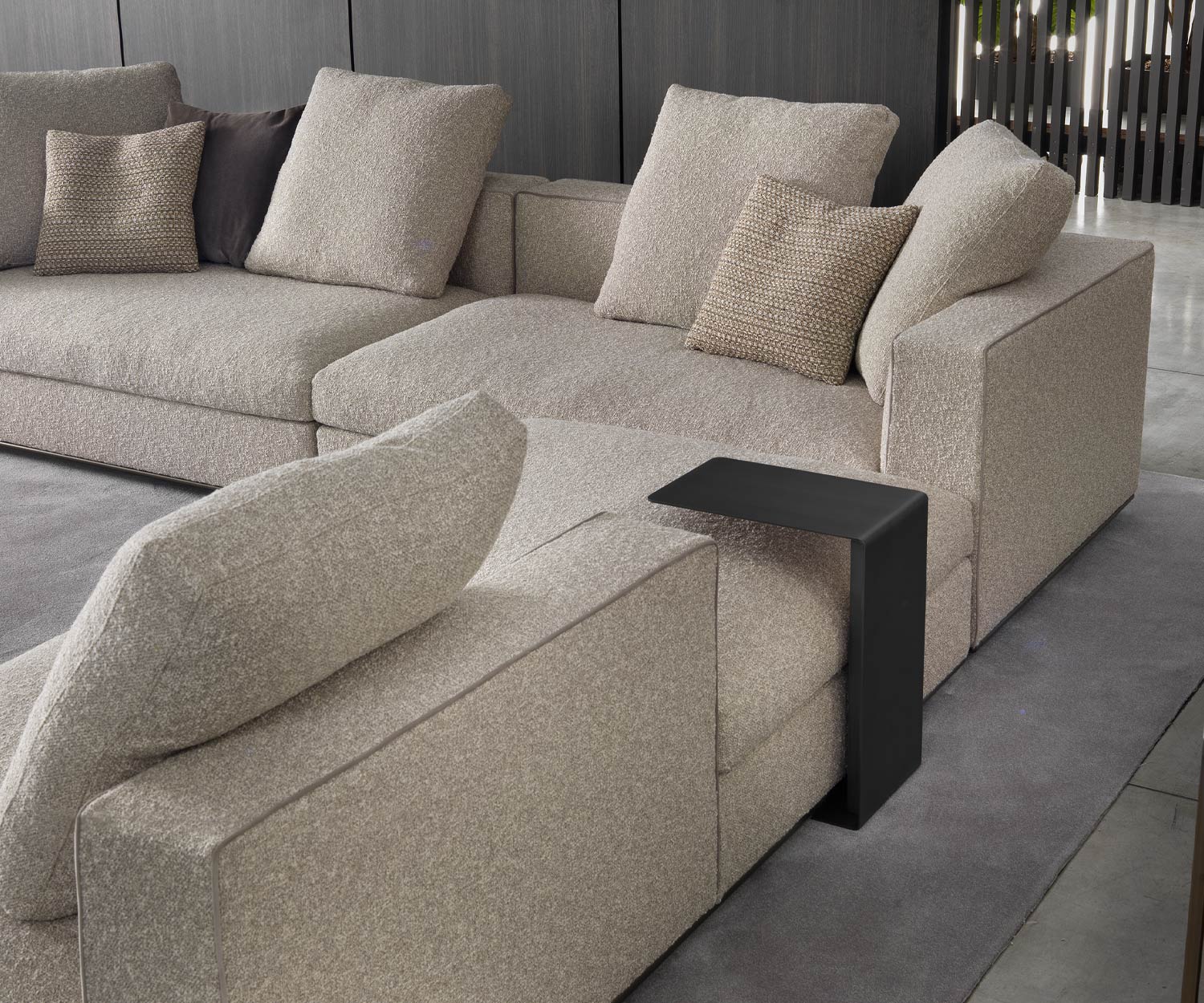 Zwart mini bijzettafeltje van Marelli achter de bank Zwart mini bijzettafeltje van Marelli achter de bank