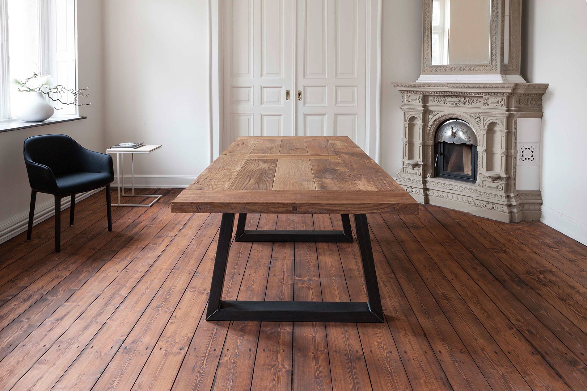 massief houten tafel met metalen onderstel massief houten tafel met metalen onderstel