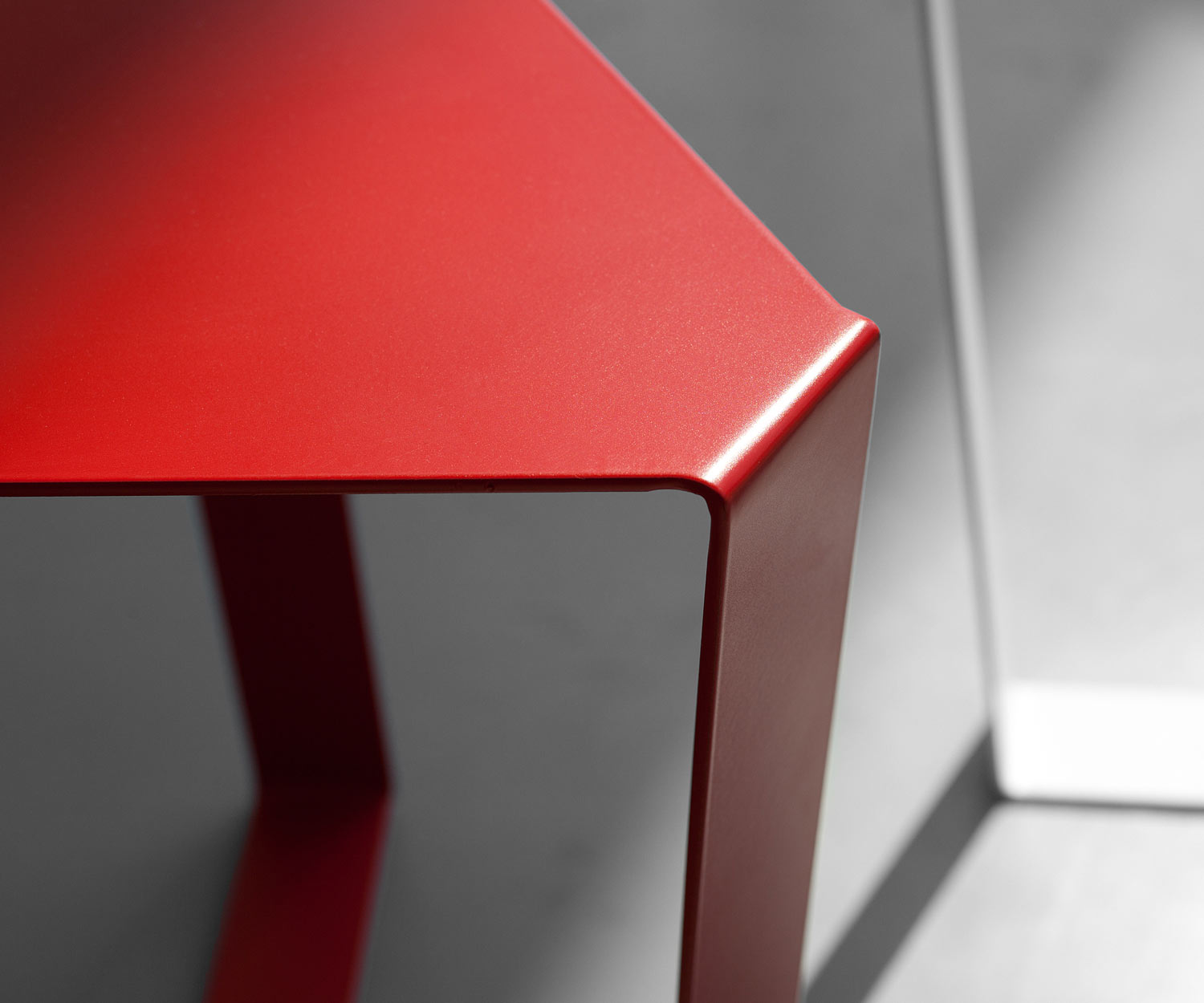 MEME DESIGN Finity bijzettafel in detail de rand met RAL lak in rood MEME DESIGN Finity bijzettafel in detail de rand met RAL lak in rood