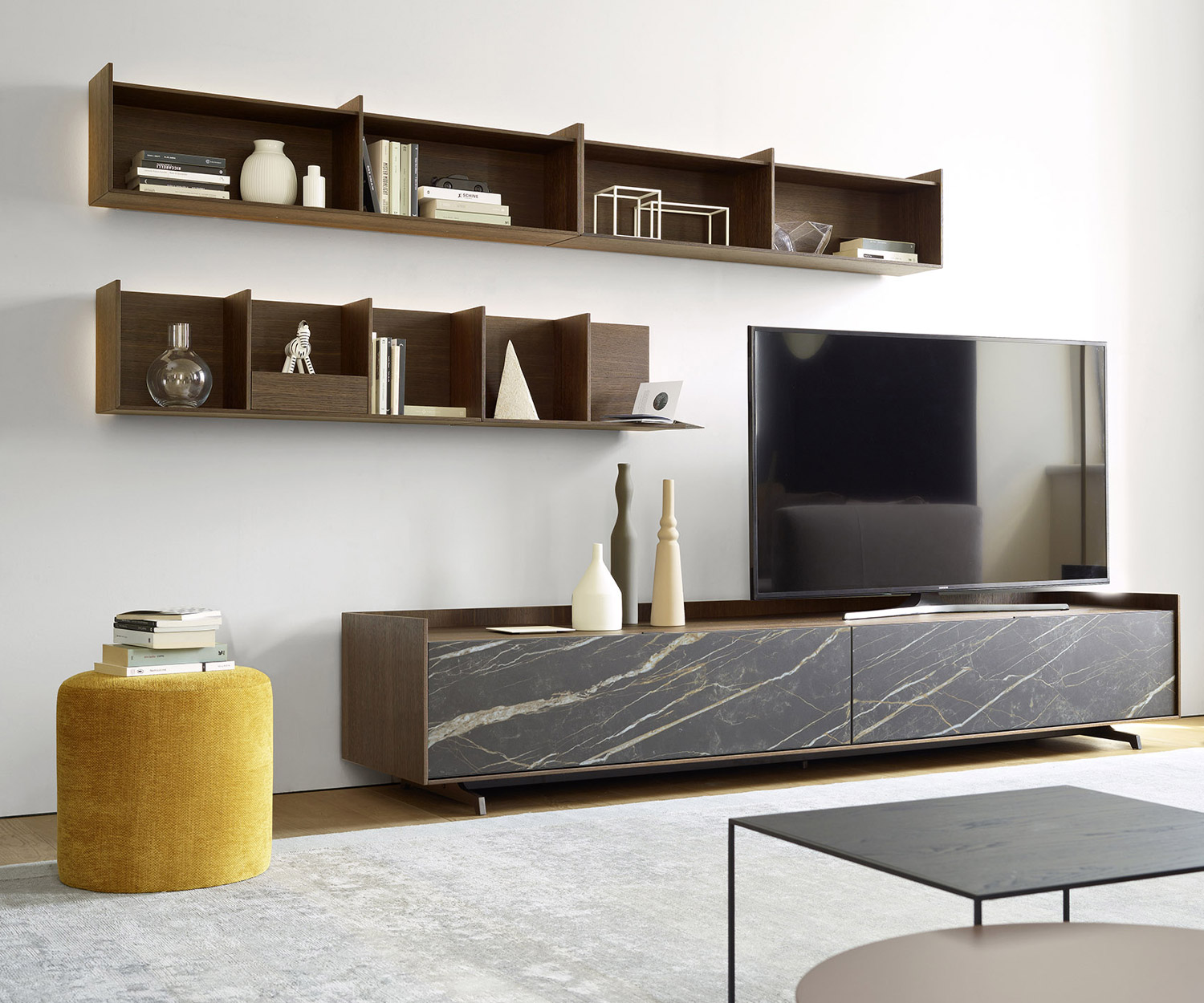 Exclusieve Livitalia design houten wandplank boven staande design lowboard in de woonkamer Exclusieve Livitalia design houten wandplank boven staande design lowboard in de woonkamer