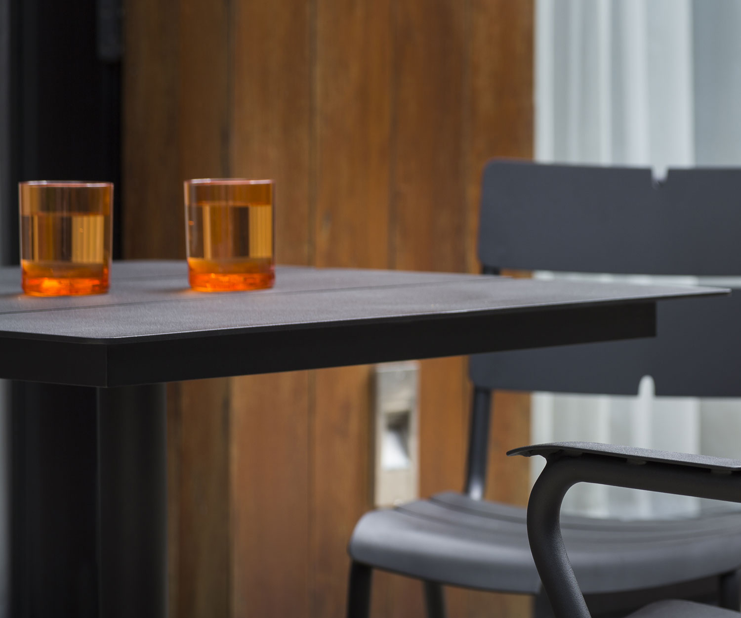 Oasiq Ceru aluminium eettafel B 70 cm antraciet Oasiq Ceru aluminium eettafel B 70 cm antraciet