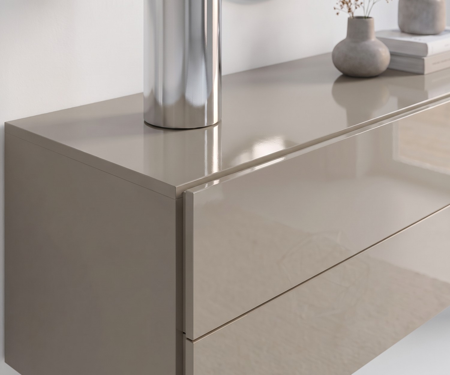 Novamobili Easy hangende ladekast zand hoogglans Novamobili Easy hangende ladekast in zand hoogglans, modern Italiaans designmeubel voor de slaapkamer.