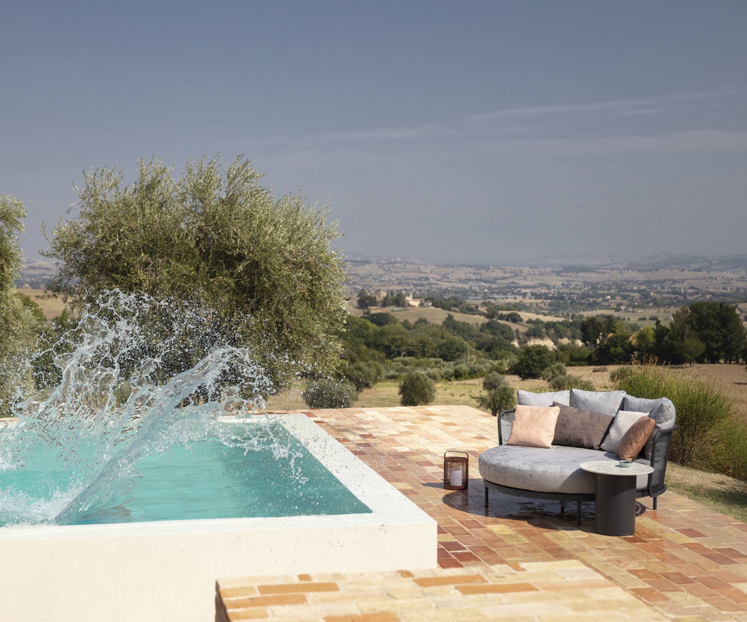 Baza rond ligbed te drogen in de zon na het spetteren in het zwembad Baza rond ligbed te drogen in de zon na het spetteren in het zwembad