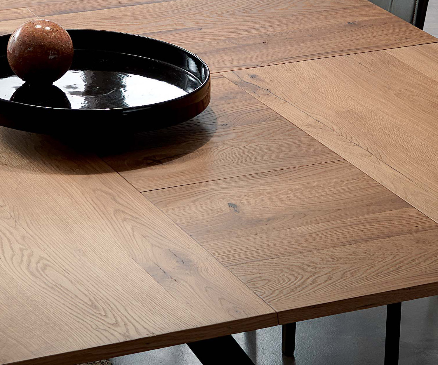 Detailaanzicht van tafelbladelementen van echt houtfineer Ozzio 4x4