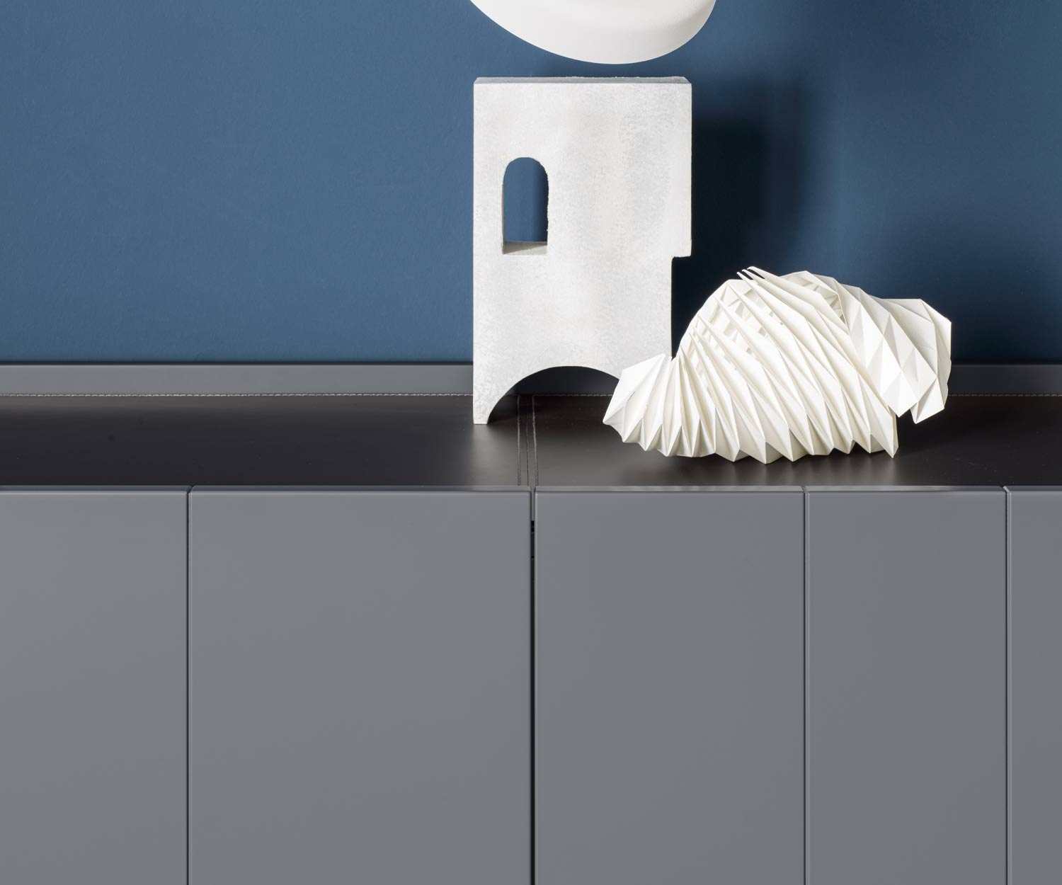 Donkergrijs design dressoir Stripe van Novamobili Detail bovenste paneeldeuren Donkergrijs design dressoir Stripe van Novamobili Detail bovenste paneeldeuren