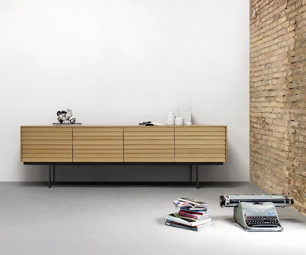 Punt Sussex dressoir met poten B235 super mat eiken Punt Sussex dressoir met poten B235 super mat eiken