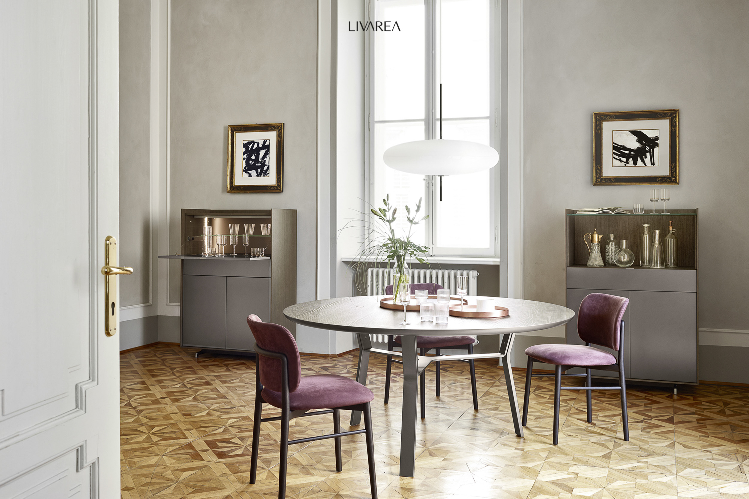 Exclusieve eetkamer met eettafel en gestoffeerde stoelen modern exclusief Exclusieve eetkamer met eettafel en gestoffeerde stoelen modern exclusief