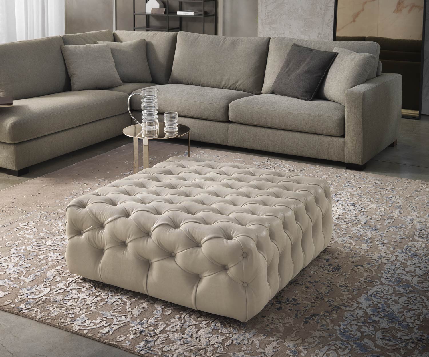 Exclusieve Marelli Design kruk Matisse in roomwit leer met sofagroep Exclusieve Marelli Design kruk Matisse in roomwit leer met sofagroep