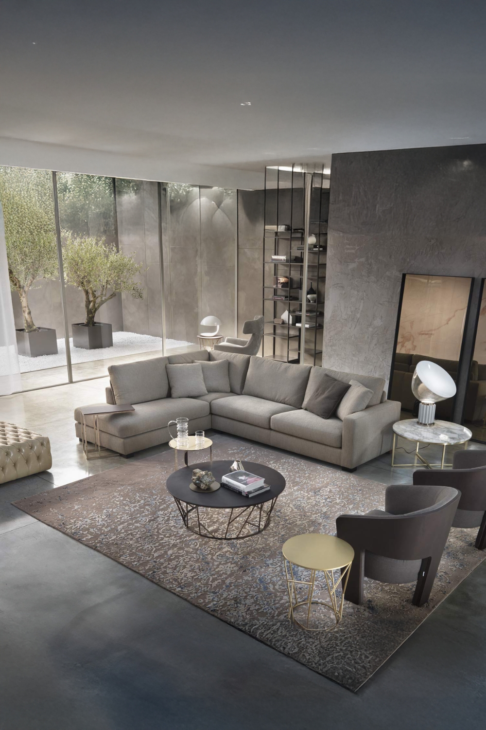 design-woonkamer-in-beige-en-grijs-met-bank-poef-salontafels-en-woonwand