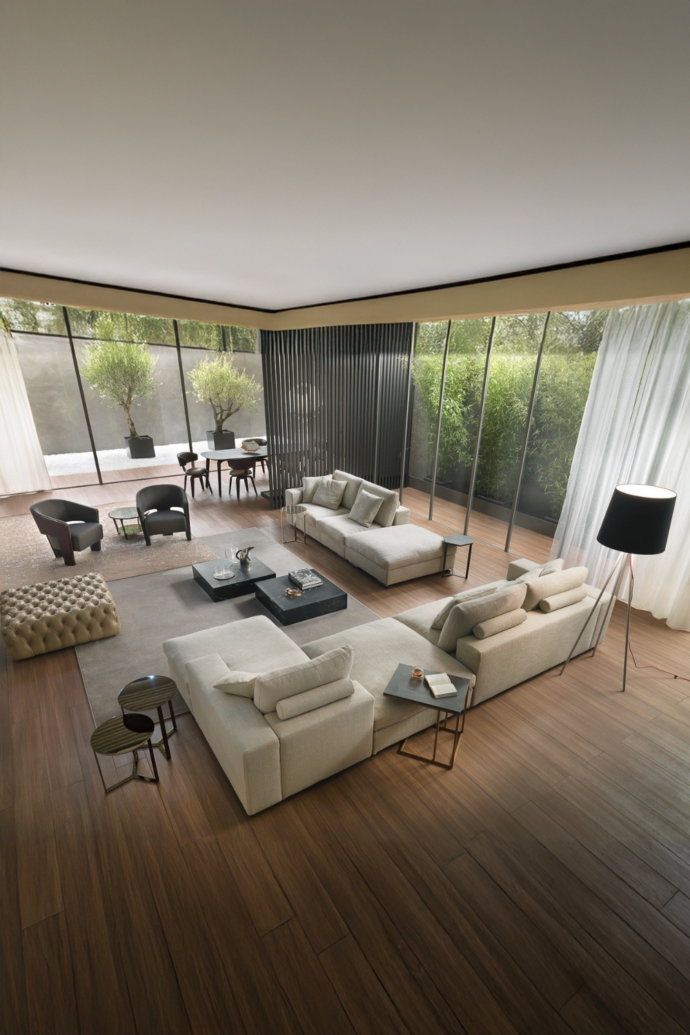 grote-woonkamer-waarin-zwarte-elementen-de-beige-inrichting-verlevendigen