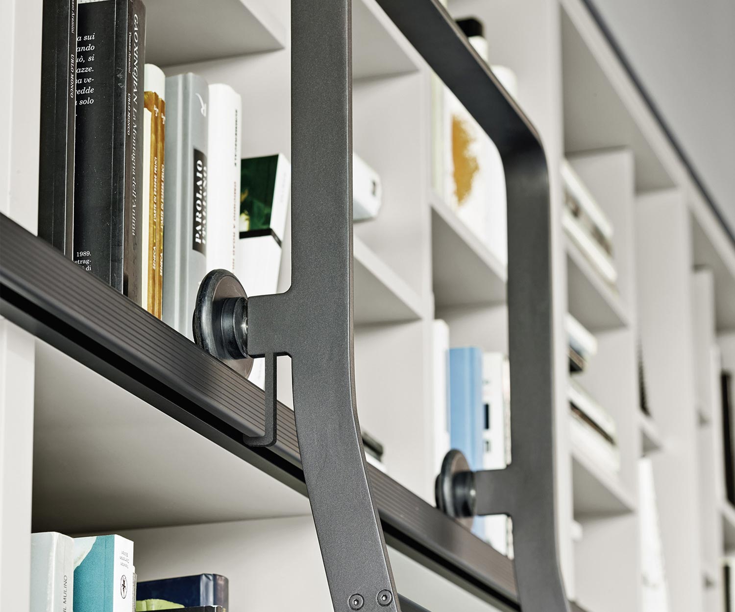 Hoogwaardige Livitalia Design boekenkast C60 met ladder, verrijdbaar op wieltjes