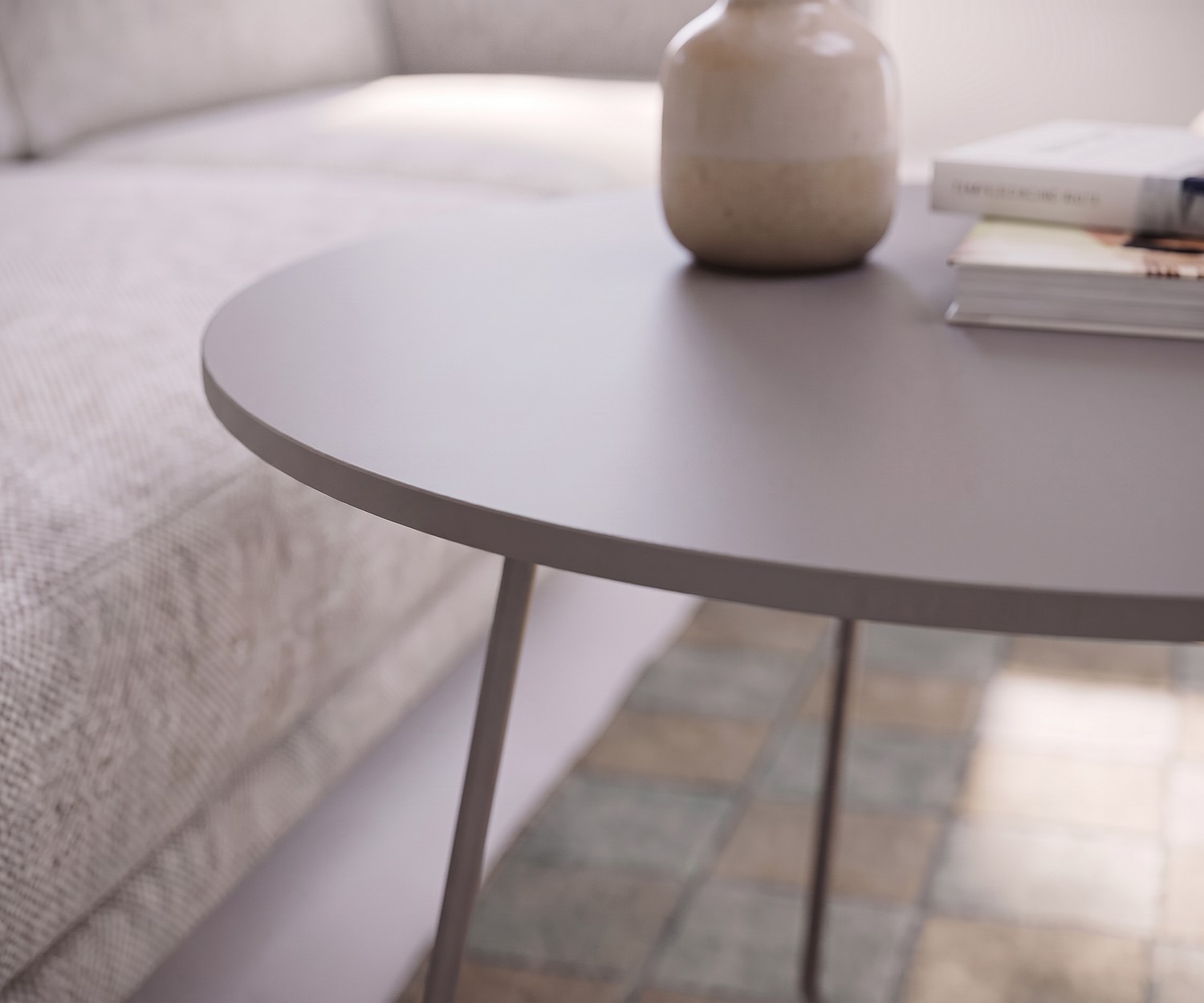Novamobili Orbis salontafel in het grijs Novamobili Orbis salontafel als bijzettafel in de woonkamer naast de bank, rond mat grijs tafelblad met vaas.