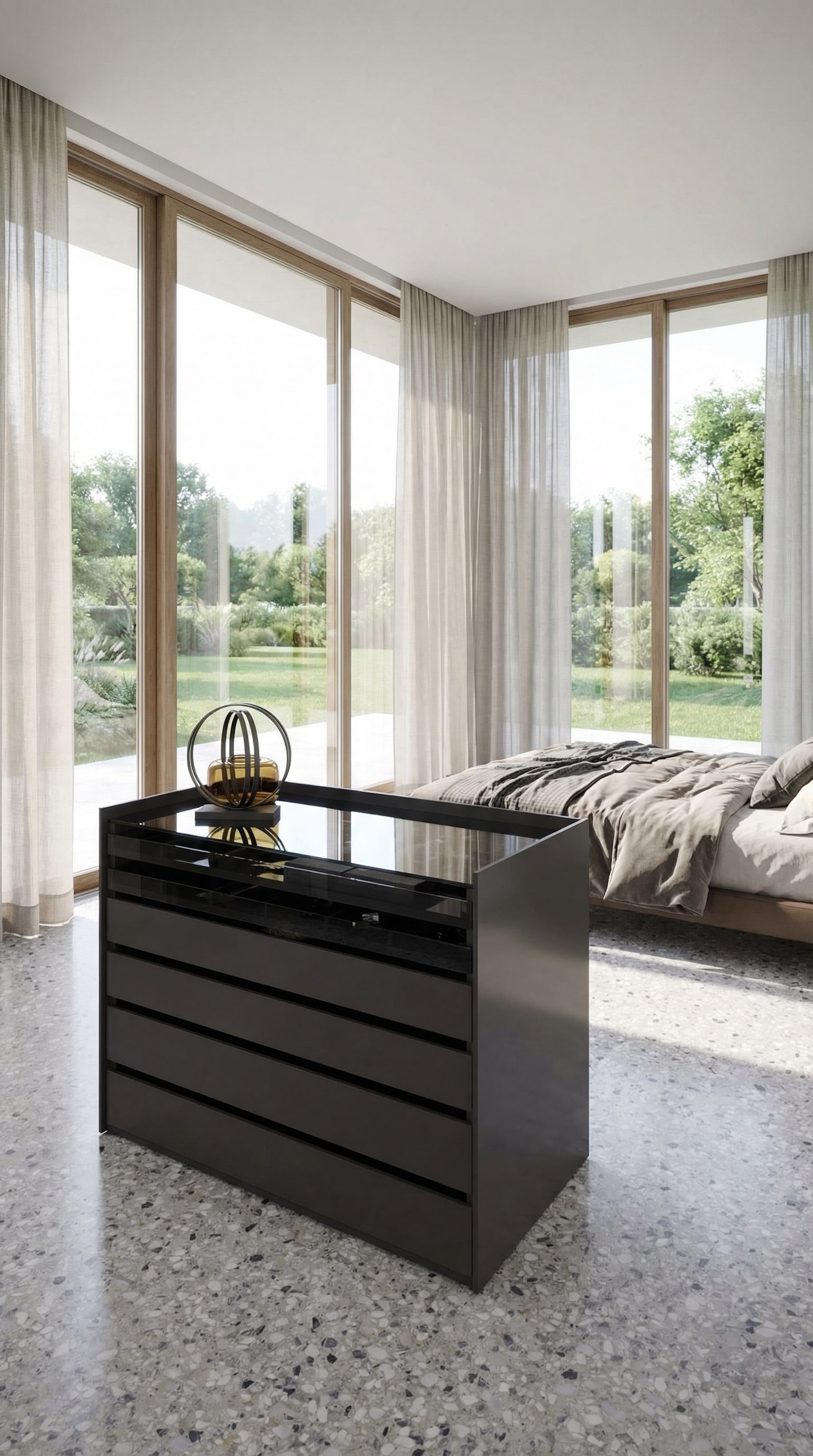 Een elegant commode-eiland in het midden van een grote slaapkamer met glazen platen en laden.