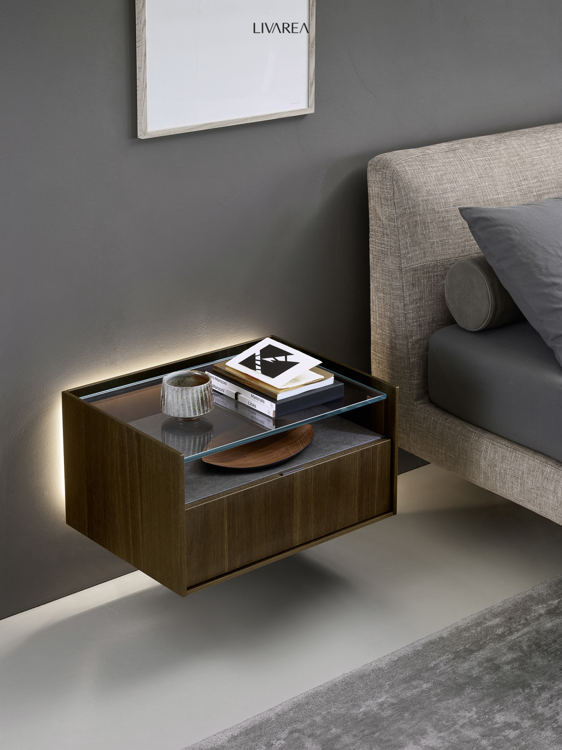 Hangend nachtkastje met glazen blad en romp in gefineerd eiken met mooie nerf met lade Hangend nachtkastje met glazen blad en romp in gefineerd eiken met mooie nerf met lade