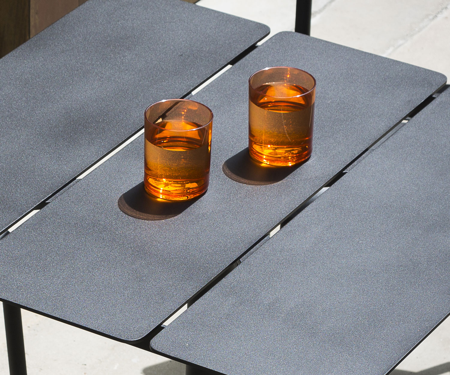 Oasiq Ceru aluminium eettafel B 70 cm antraciet Oasiq Ceru aluminium eettafel B 70 cm antraciet