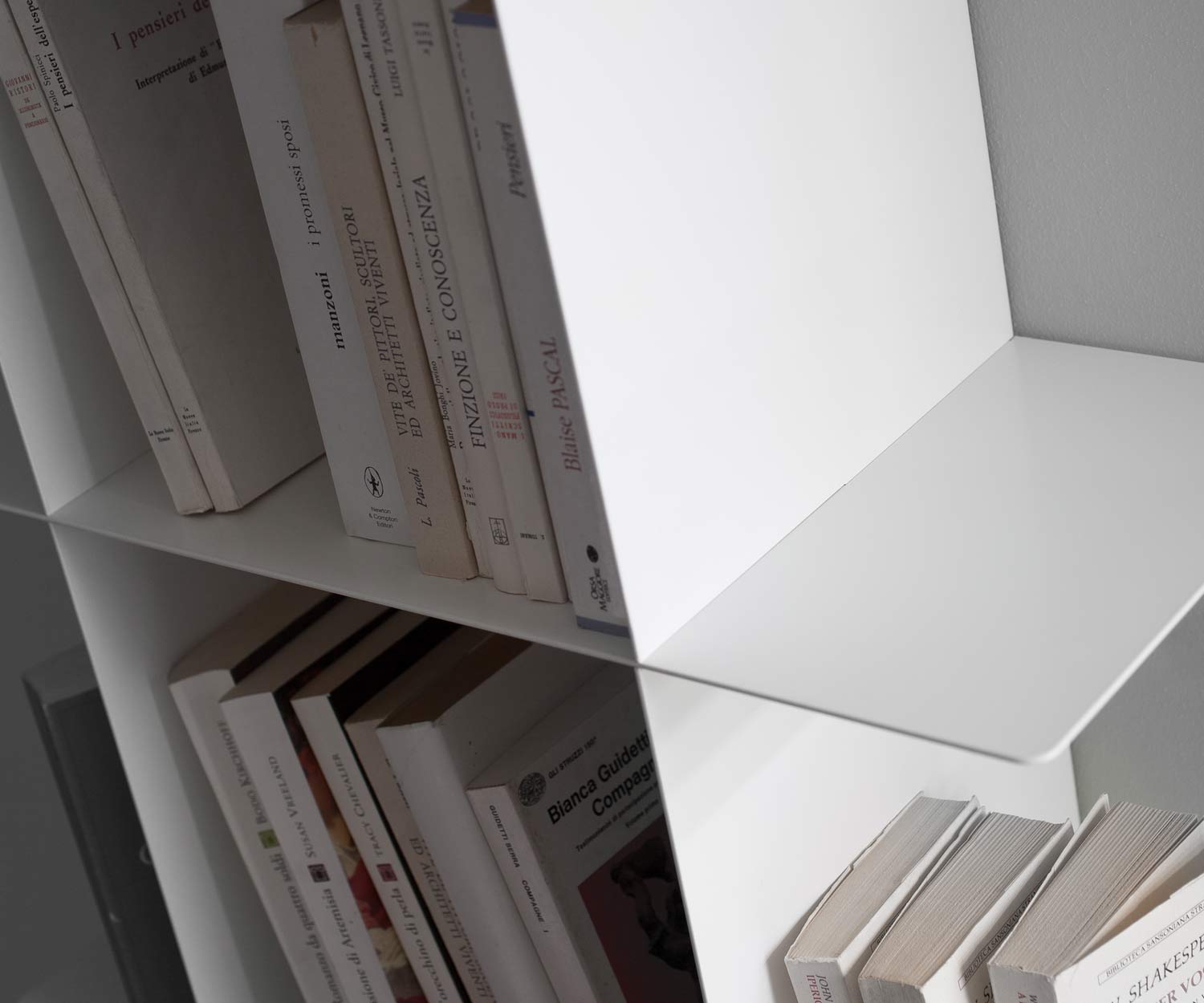 Moderne Innesto boekenkast voor aan de muur van metaal in mat wit Moderne Innesto boekenkast voor aan de muur van metaal in mat wit