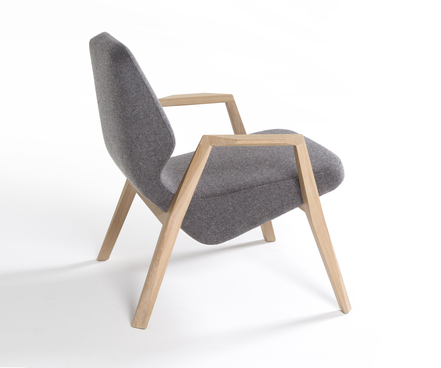 Prostoria Fauteuil met schuin ontwerp en grijze stoffen bekleding Prostoria Fauteuil met schuin ontwerp en grijze stoffen bekleding
