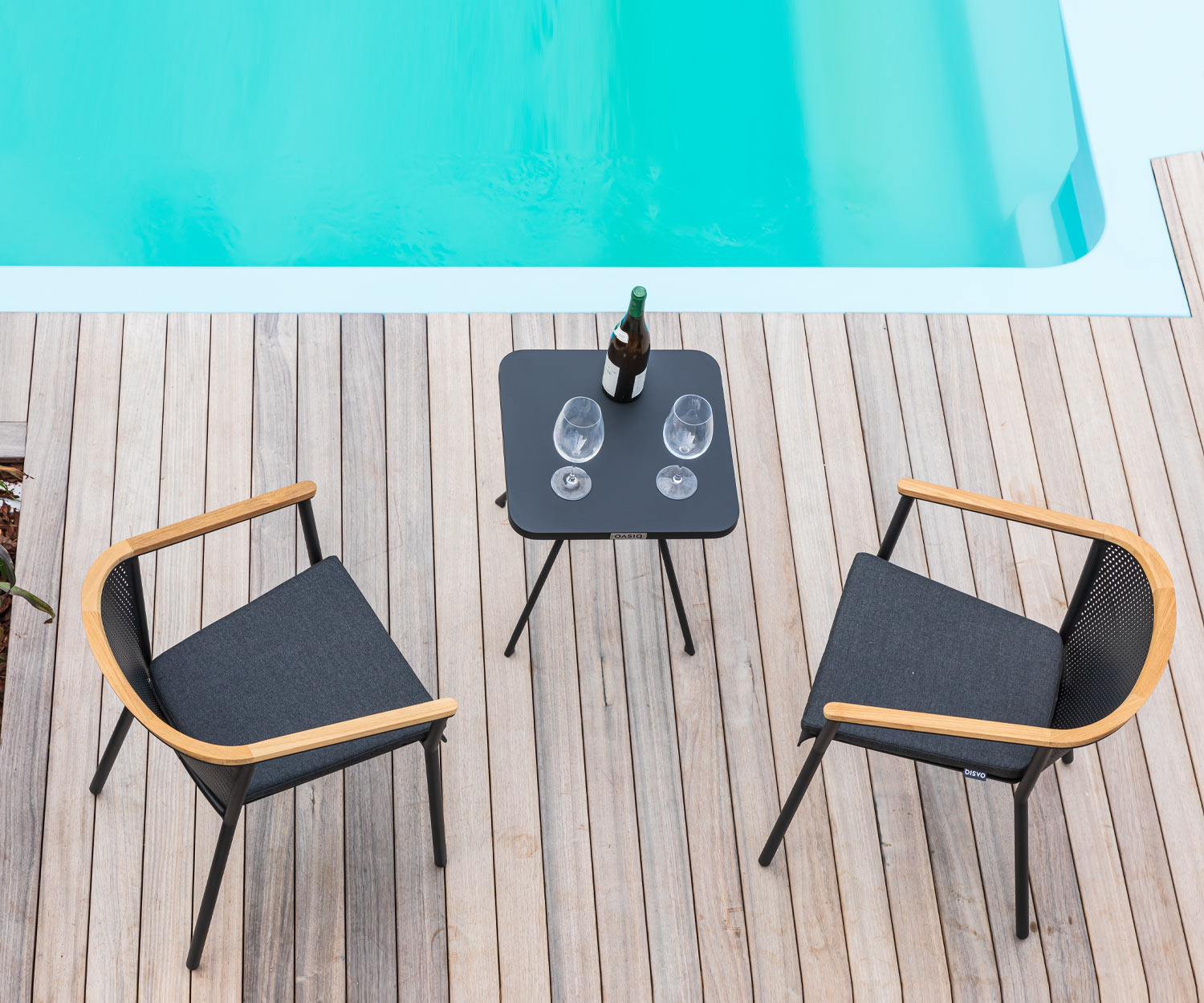 Modern Oasiq Attol aluminium design bijzettafeltje voor bij het zwembad met fauteuils Modern Oasiq Attol aluminium design bijzettafeltje voor bij het zwembad met fauteuils
