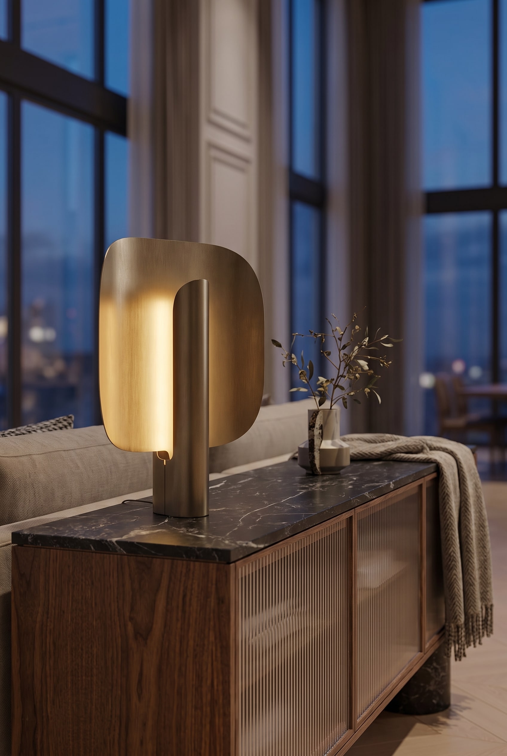 Luxuriöses Wohnzimmer mit hohen Decken, skulpturaler Tischleuchte auf einem edlen Holz-Sideboard und indirektem Raumlicht